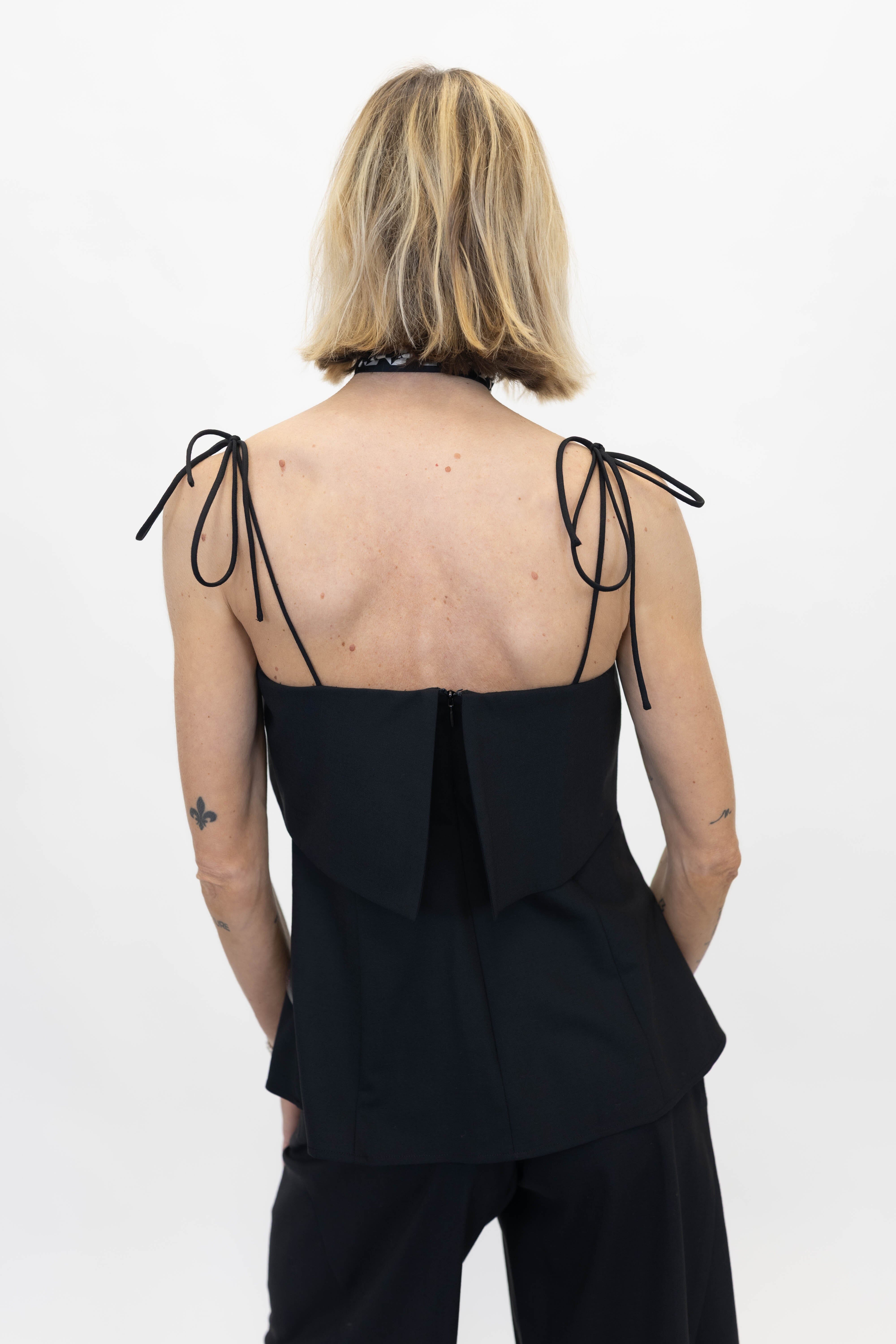 GRAND TOP IN BLACK TOP THE GARMENT 