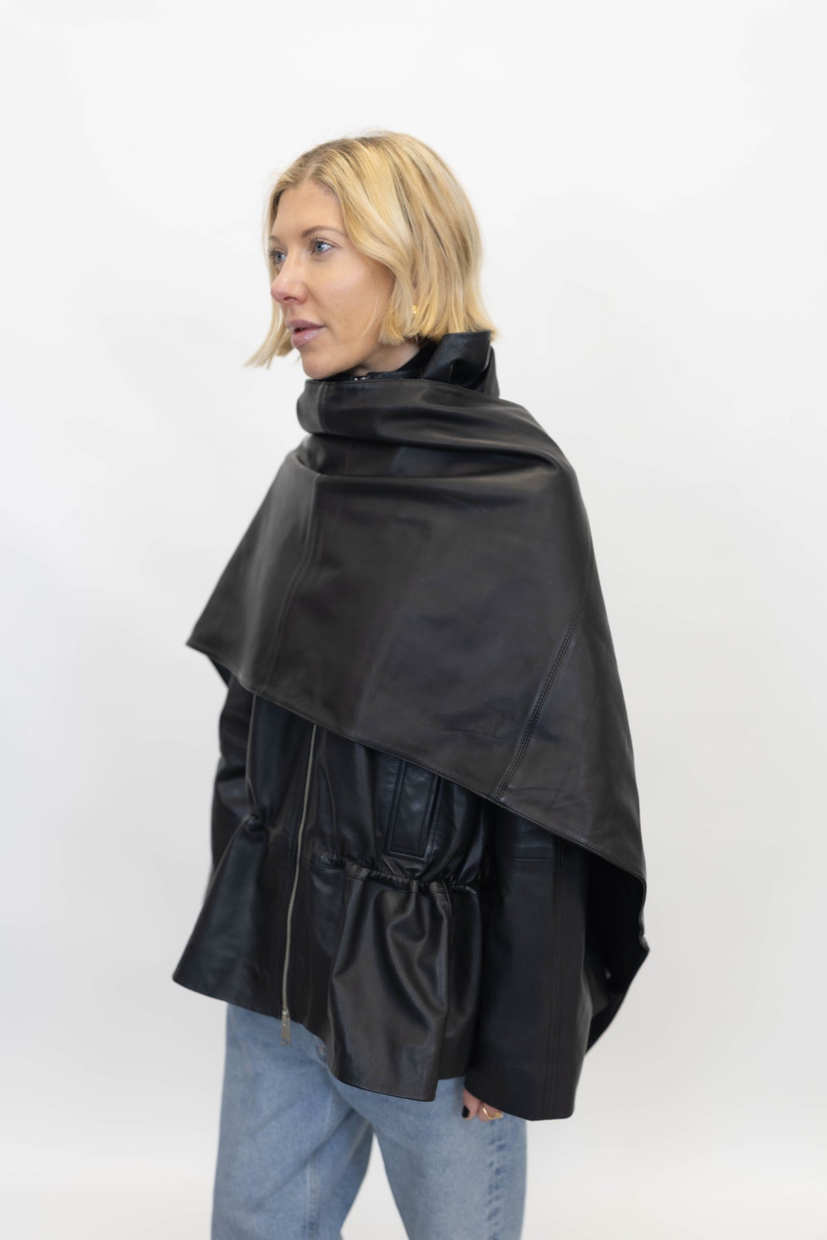 BIG LEATHER SCARF IN BLACK ACCESSORIES HERSKIND 