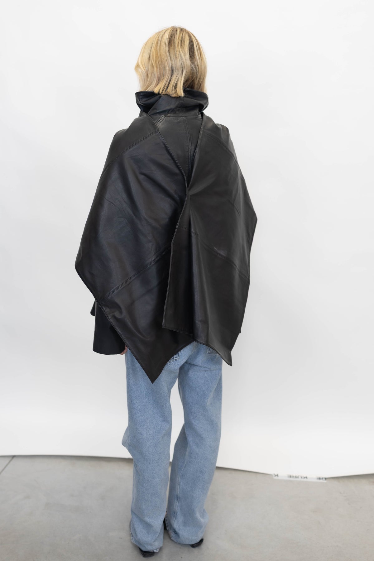 BIG LEATHER SCARF IN BLACK ACCESSORIES HERSKIND 