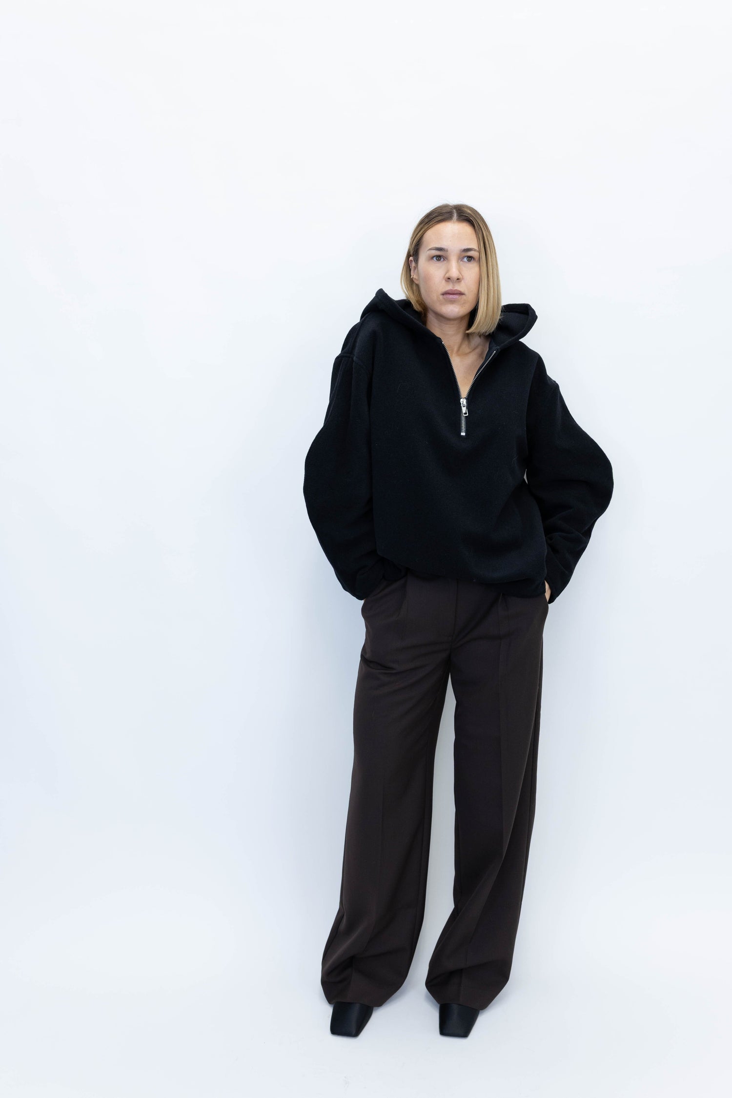 HOODIE IN BLACK SWEAT STUDIO CUT 