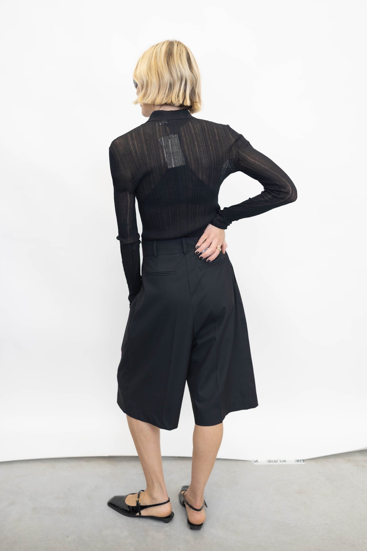 LONG SHORT IN BLACK SHORT STUDIO CUT 