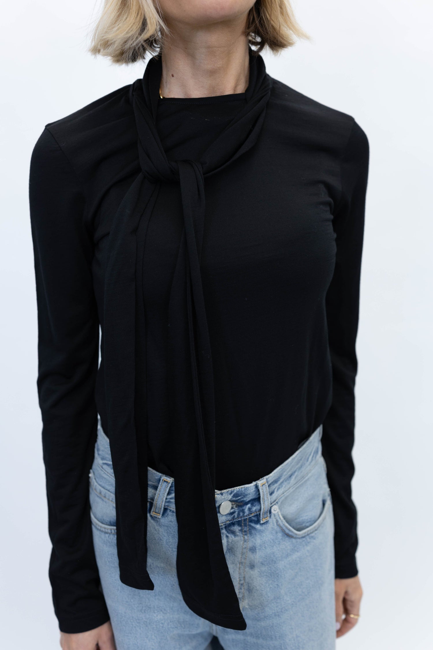 MERINO SCARF TOP IN BLACK TOP ROHE 