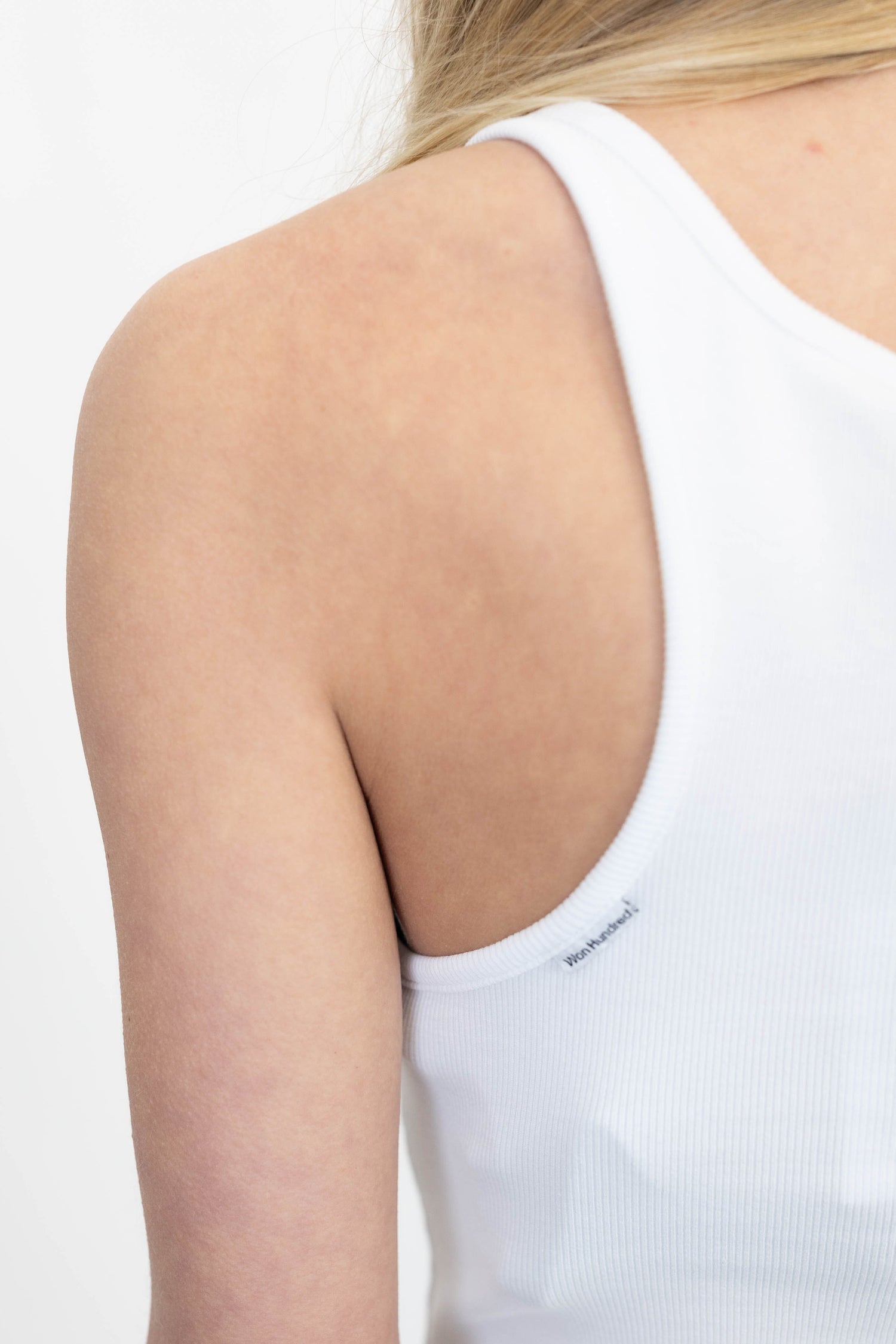 AMI TOP IN WHITE TOP WON HUNDRED 