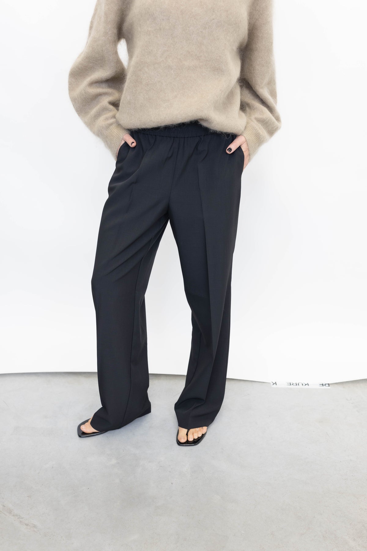 PINKY PANTS IN BLACK PANTS HERSKIND 
