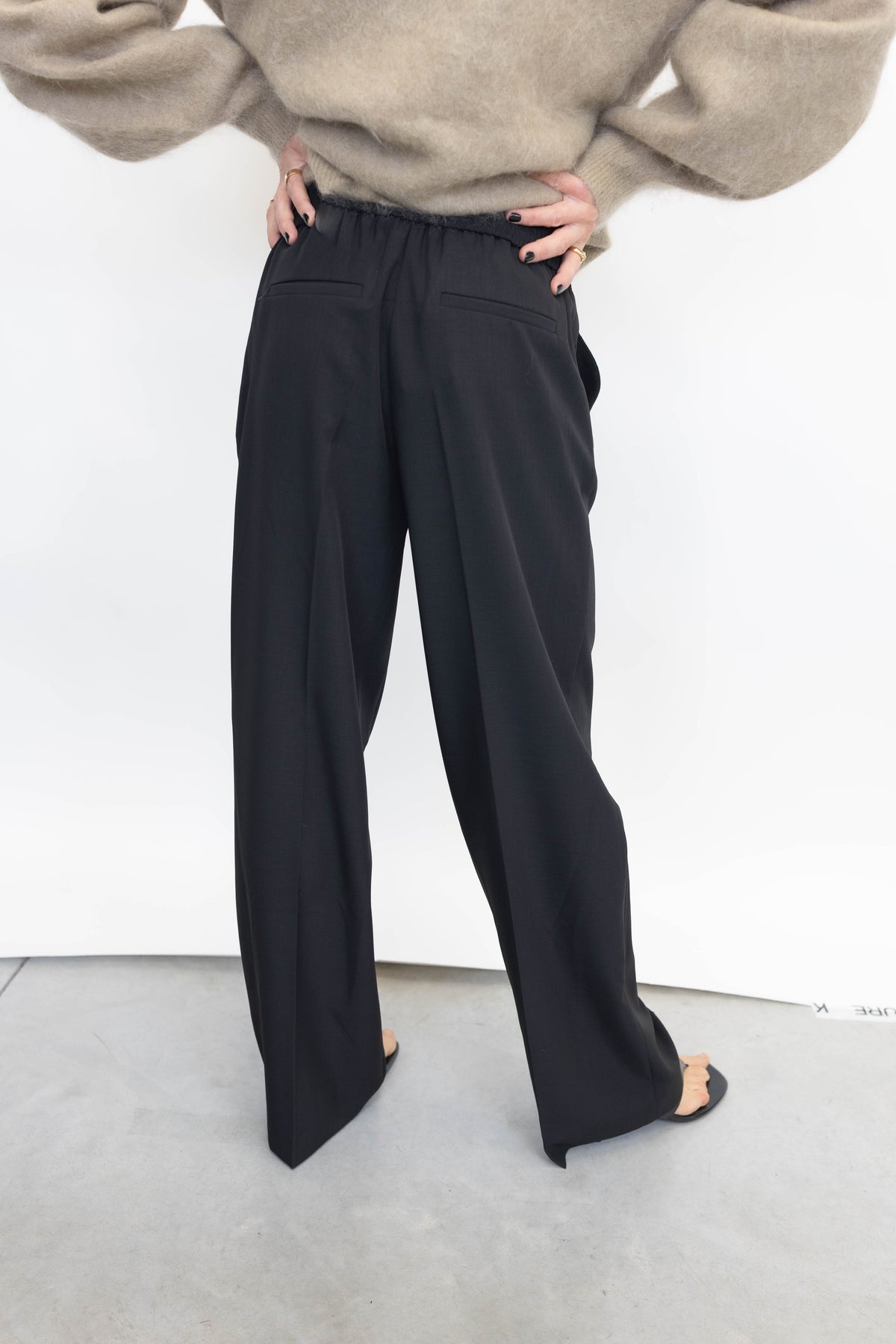 PINKY PANTS IN BLACK PANTS HERSKIND 