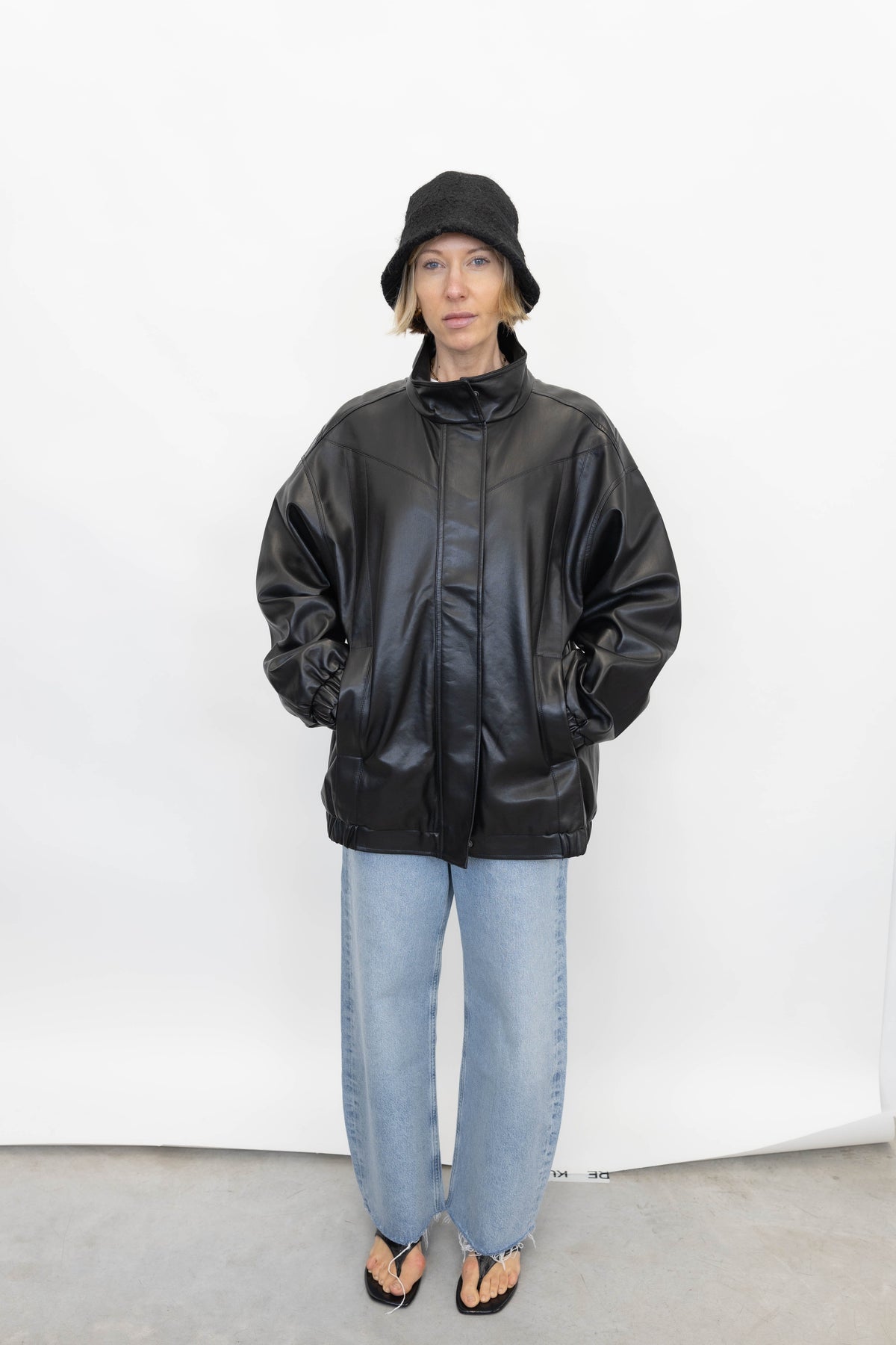BELL HAT IN BLACK ACCESSORIES OVAL SQUARE 