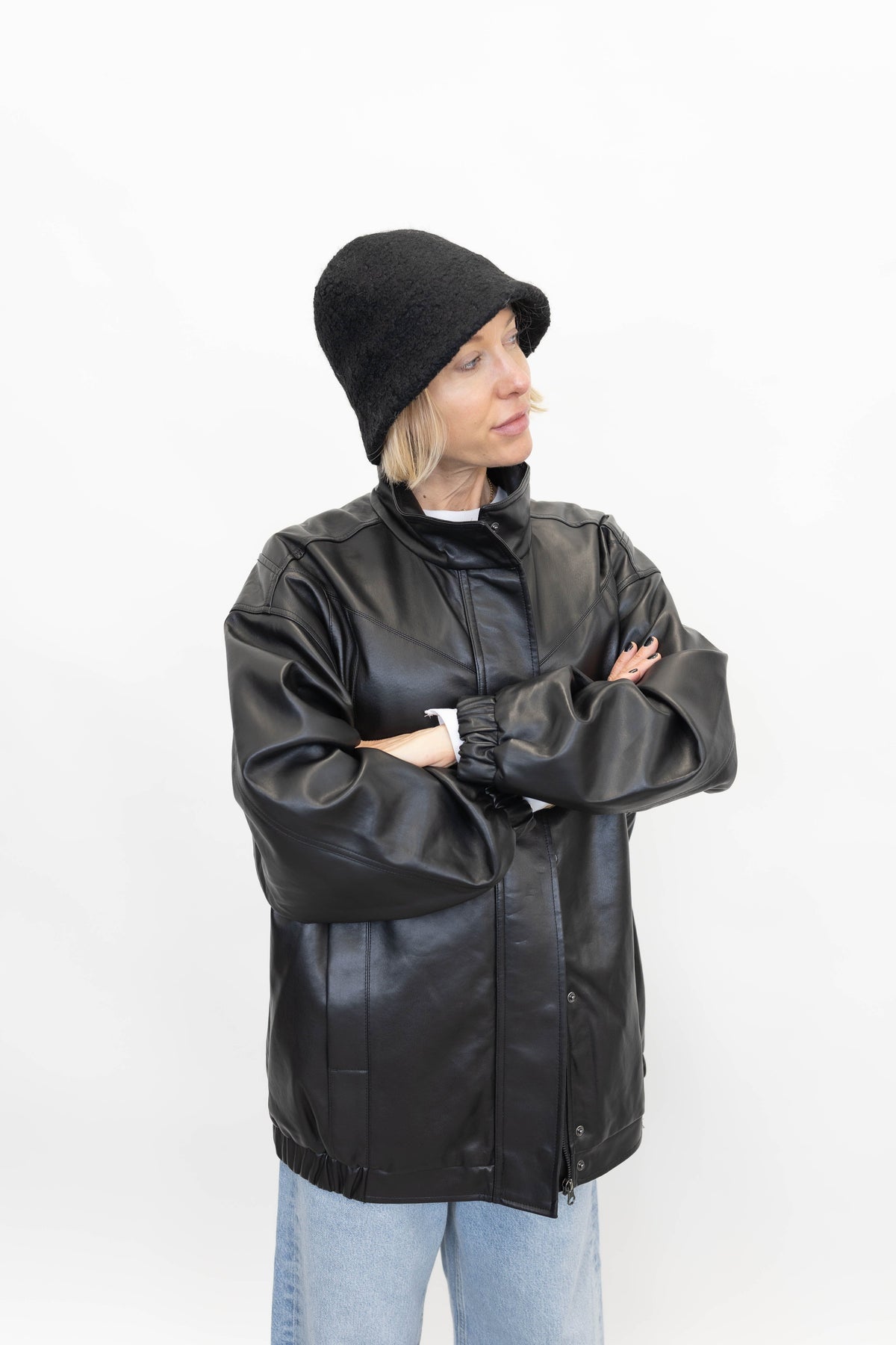 BELL HAT IN BLACK ACCESSORIES OVAL SQUARE 