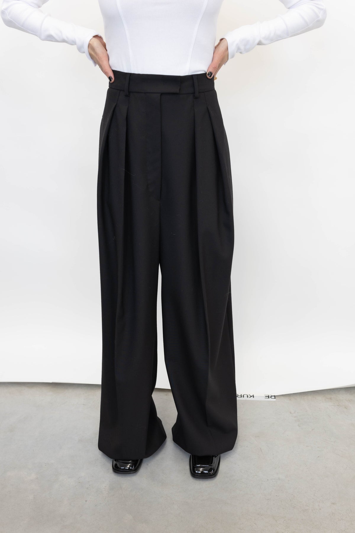 STUDIO CUT PLEATED PANTS IN BLACK PANTS STUDIO CUT 