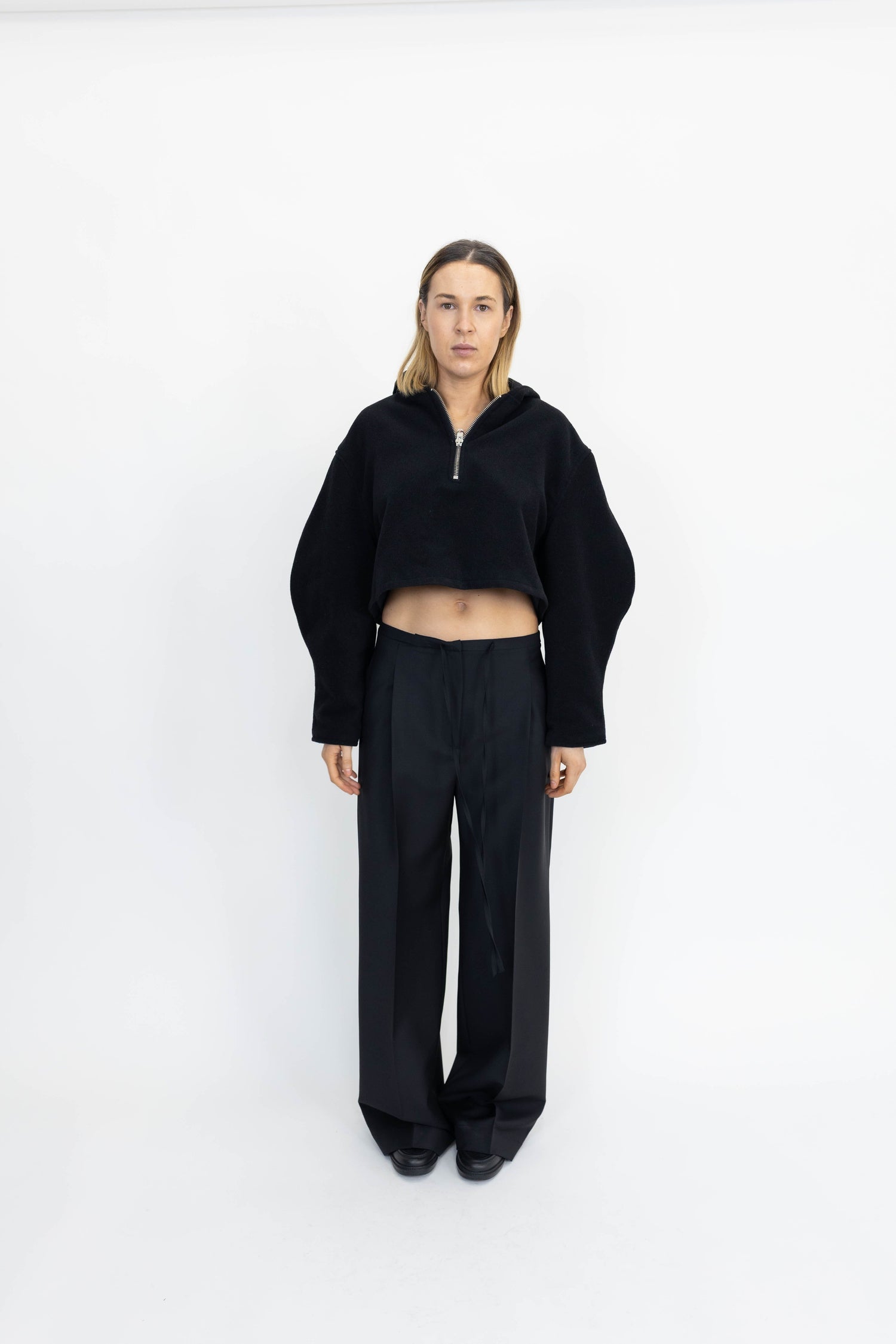 SHORT HOODIE IN BLACK SWEAT STUDIO CUT 