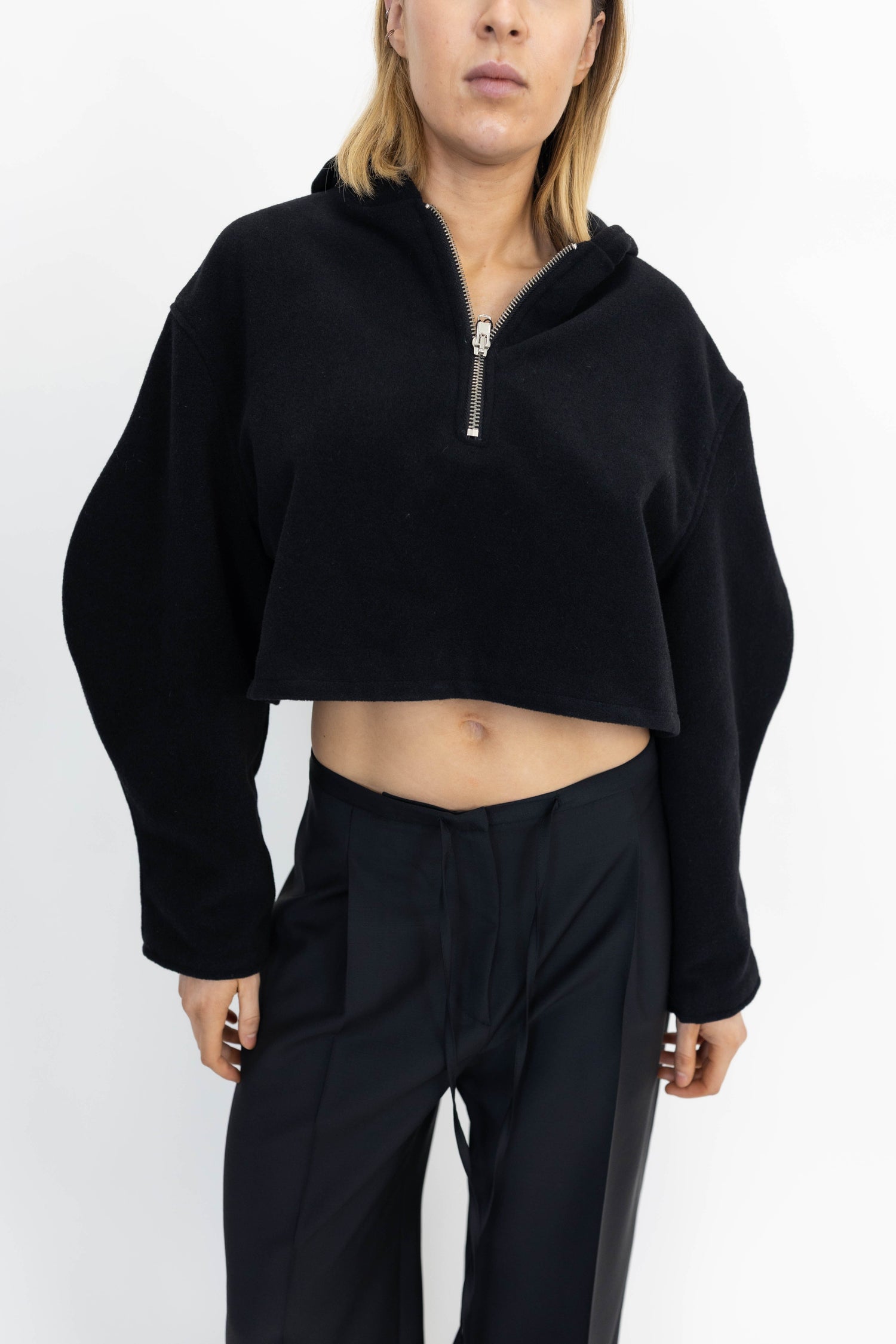 SHORT HOODIE IN BLACK SWEAT STUDIO CUT 