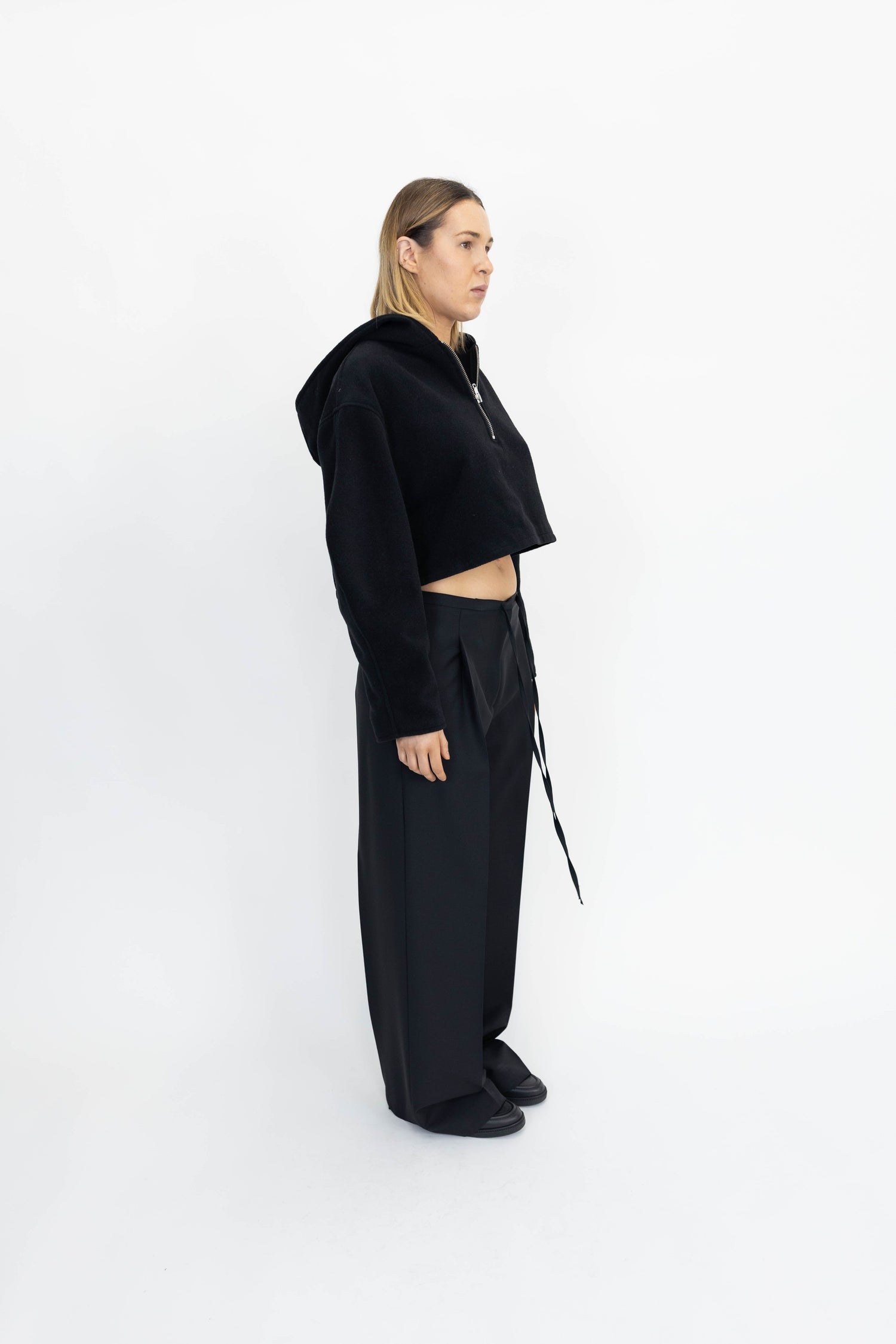 SHORT HOODIE IN BLACK SWEAT STUDIO CUT 