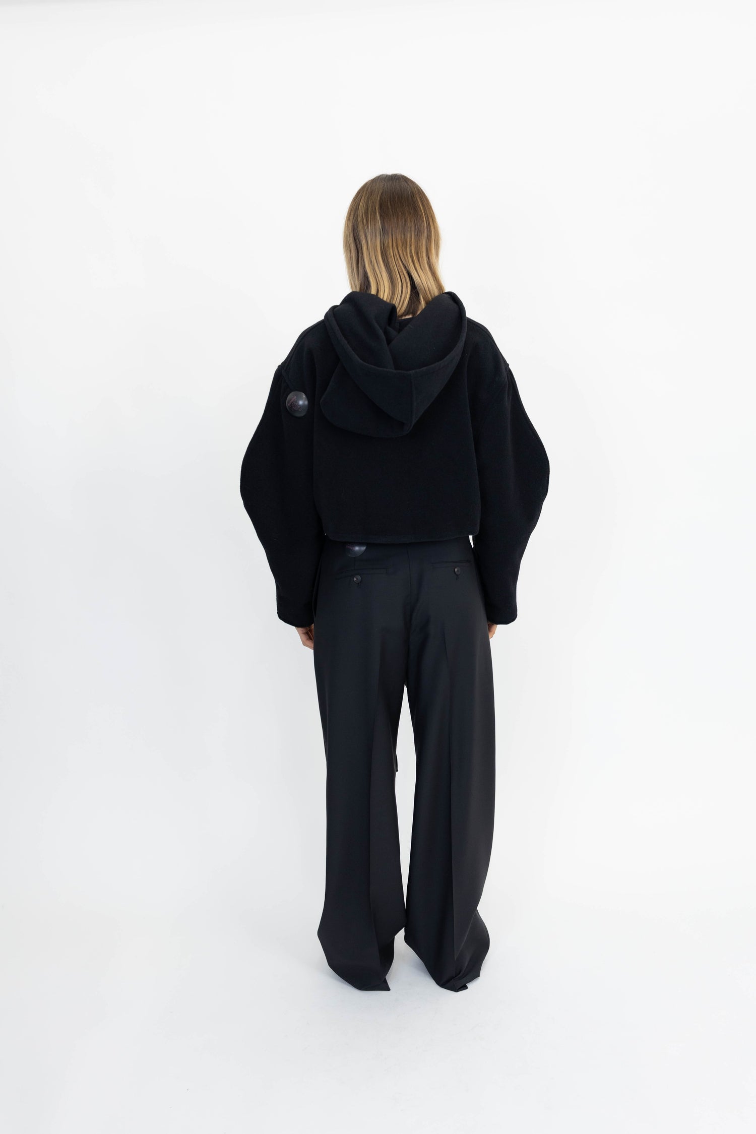 SHORT HOODIE IN BLACK SWEAT STUDIO CUT 