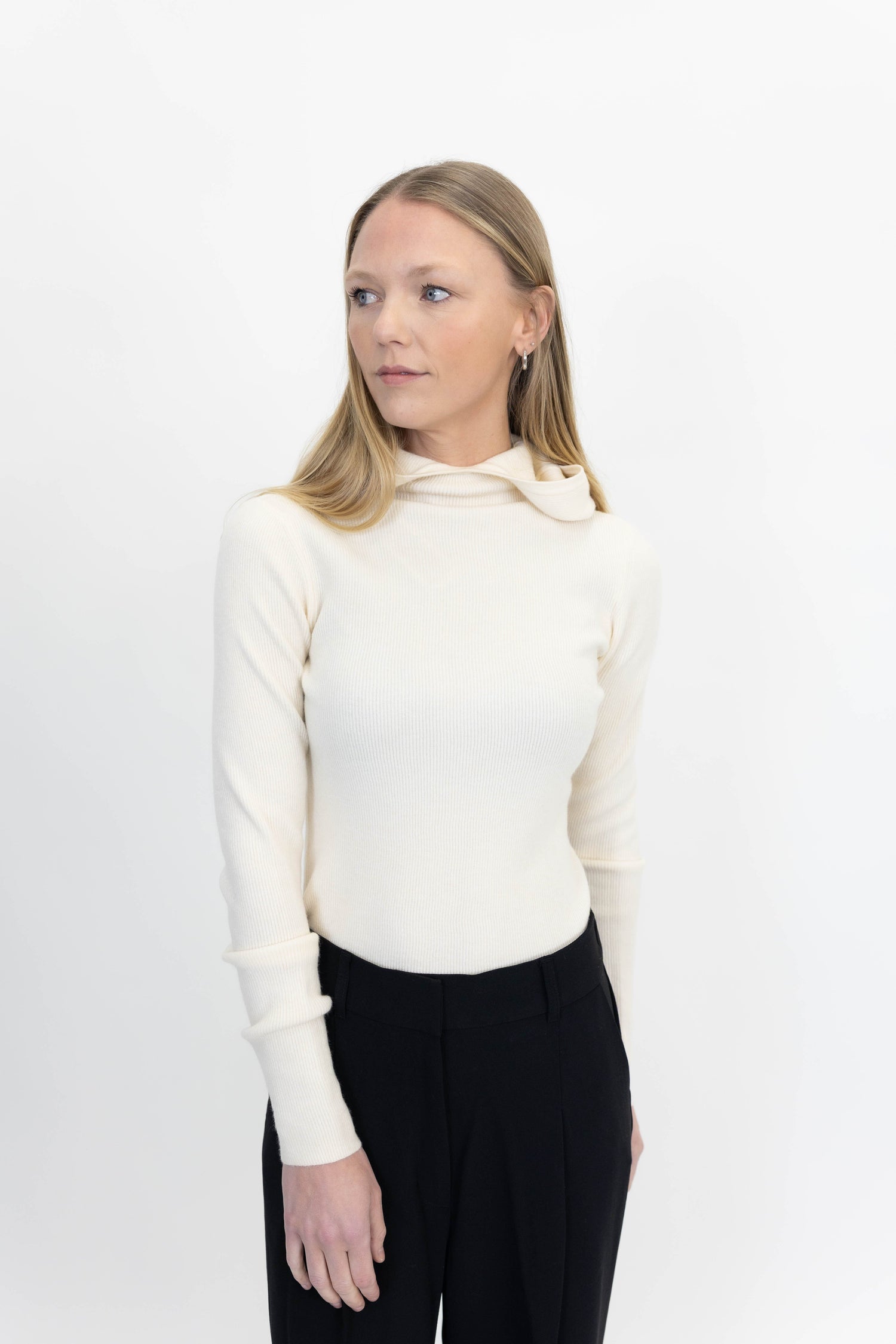 ALANIS HOOD KNIT IN OFF WHITE KNIT OVAL SQUARE 