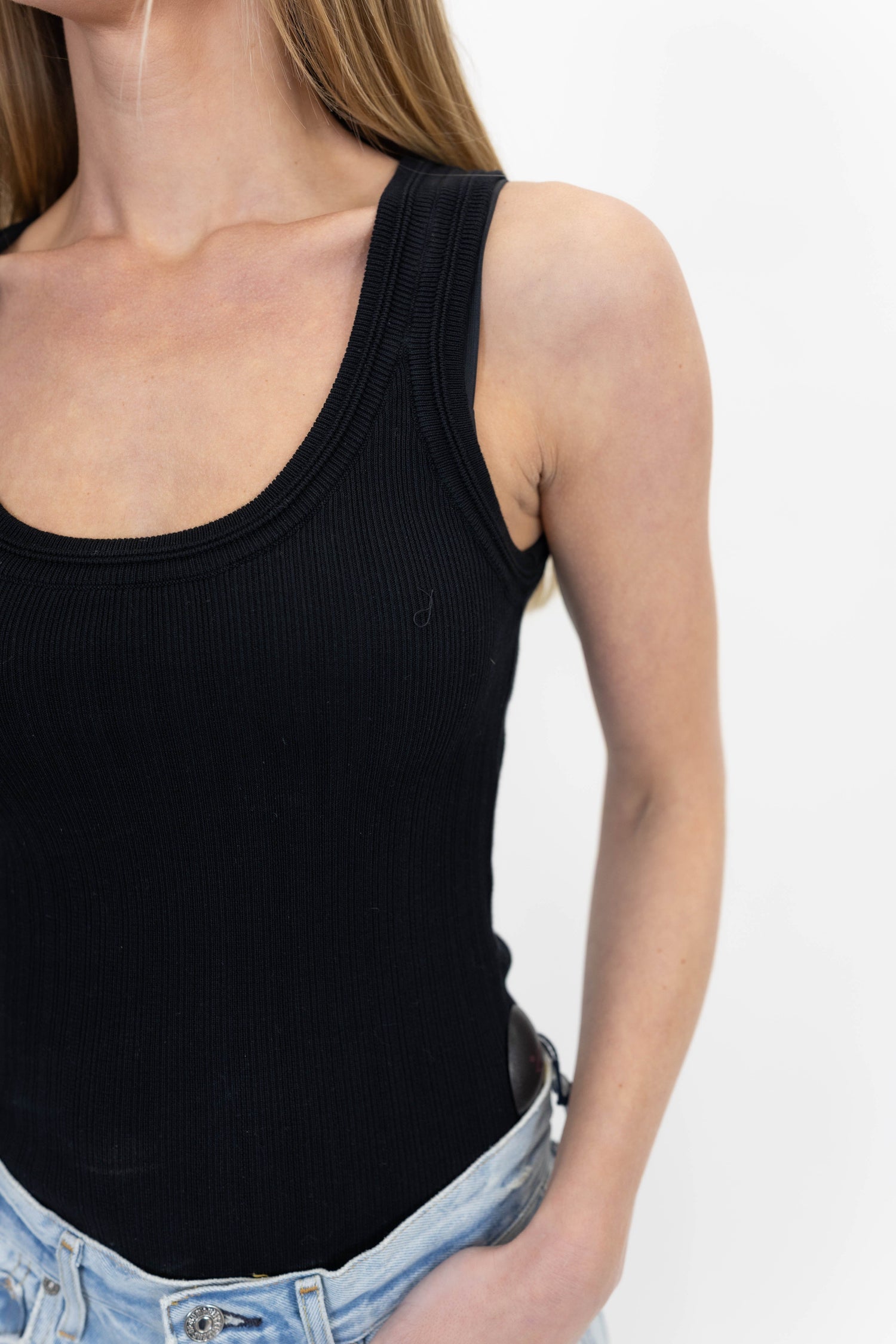 MORRIS KNIT TOP IN BLACK TOP HERSKIND 