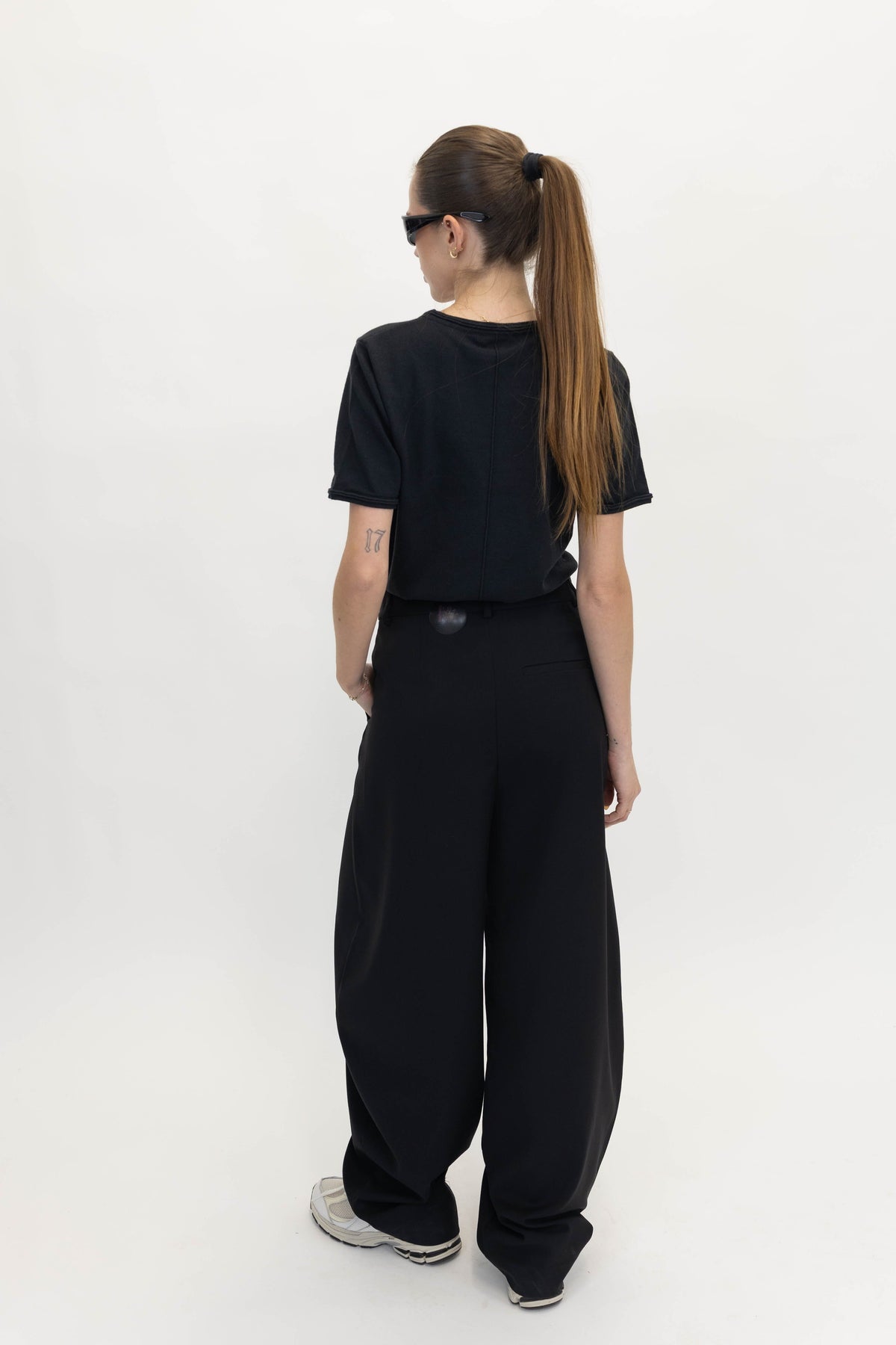 CALLIA BARREL PANTS IN BLACK PANTS GESTUZ 