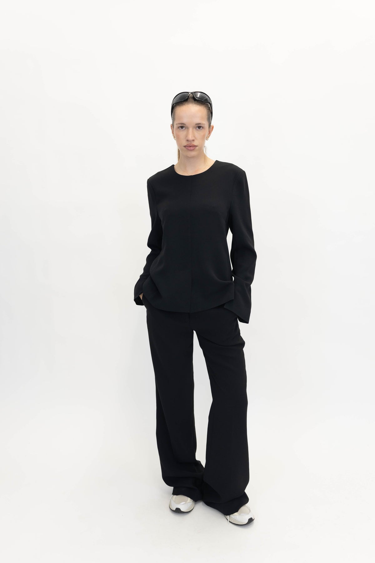 THE GARMENT CREPE SLIT BLOUSE IN BLACK BLOUSE THE GARMENT 