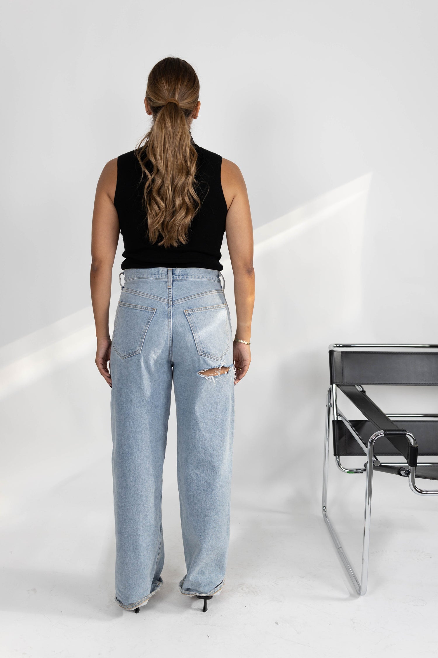 KAYLA SLEEVELESS KNITTED KNIT IN BLACK TOP KURE 
