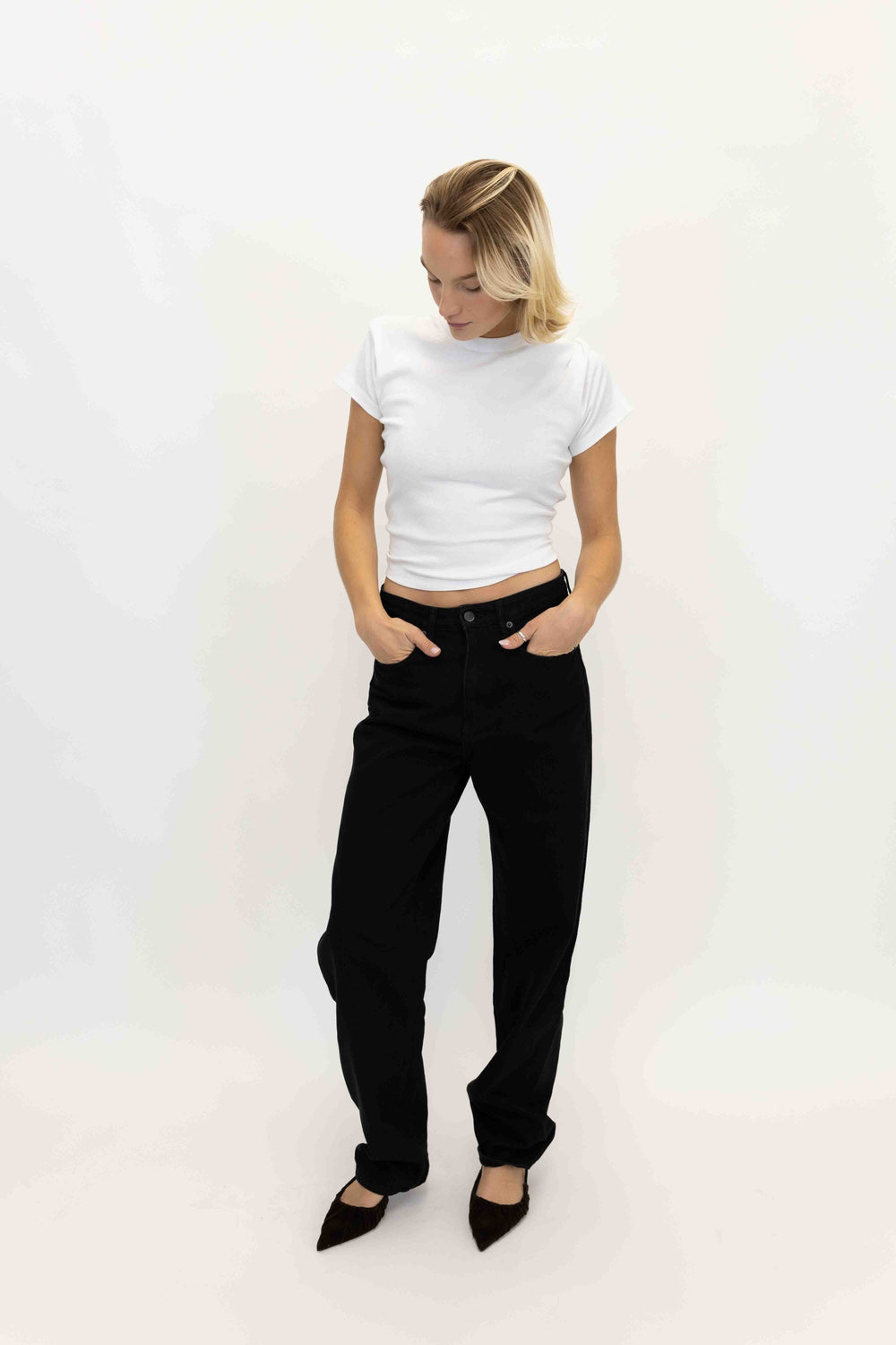 AMY TEE IN WHITE TEES OVAL SQAURE 