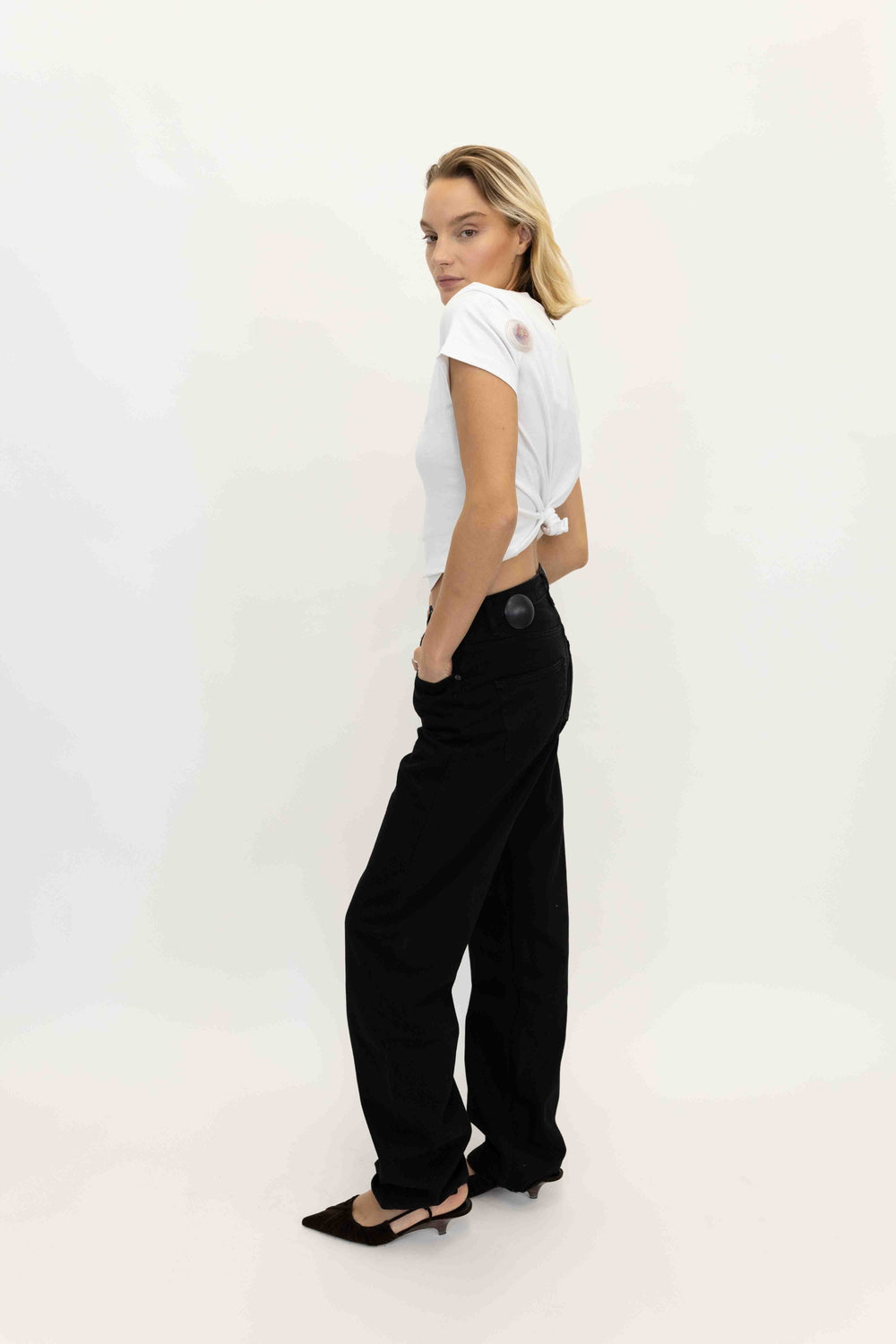 AMY TEE IN WHITE TEES OVAL SQAURE 