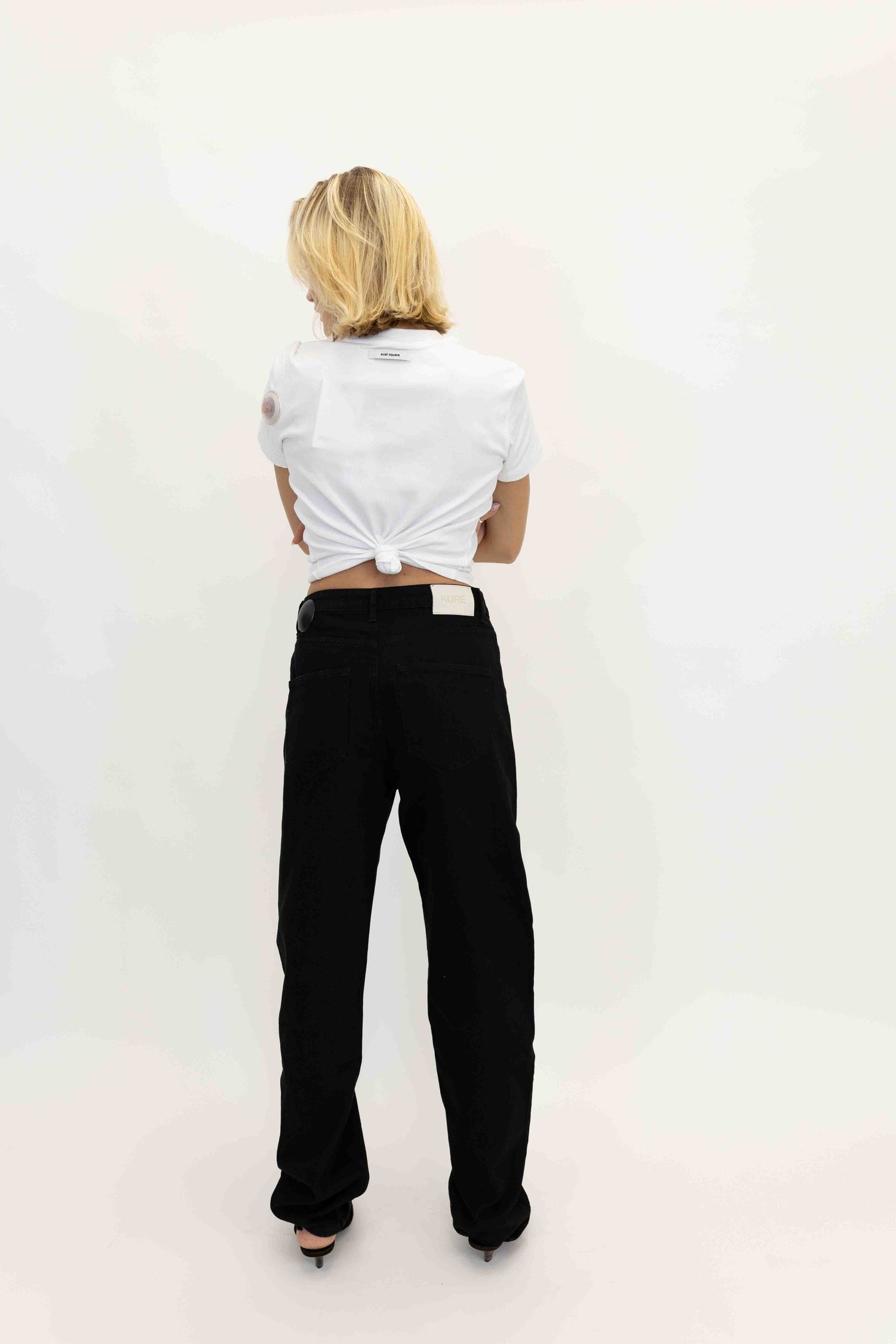 AMY TEE IN WHITE TEES OVAL SQAURE 