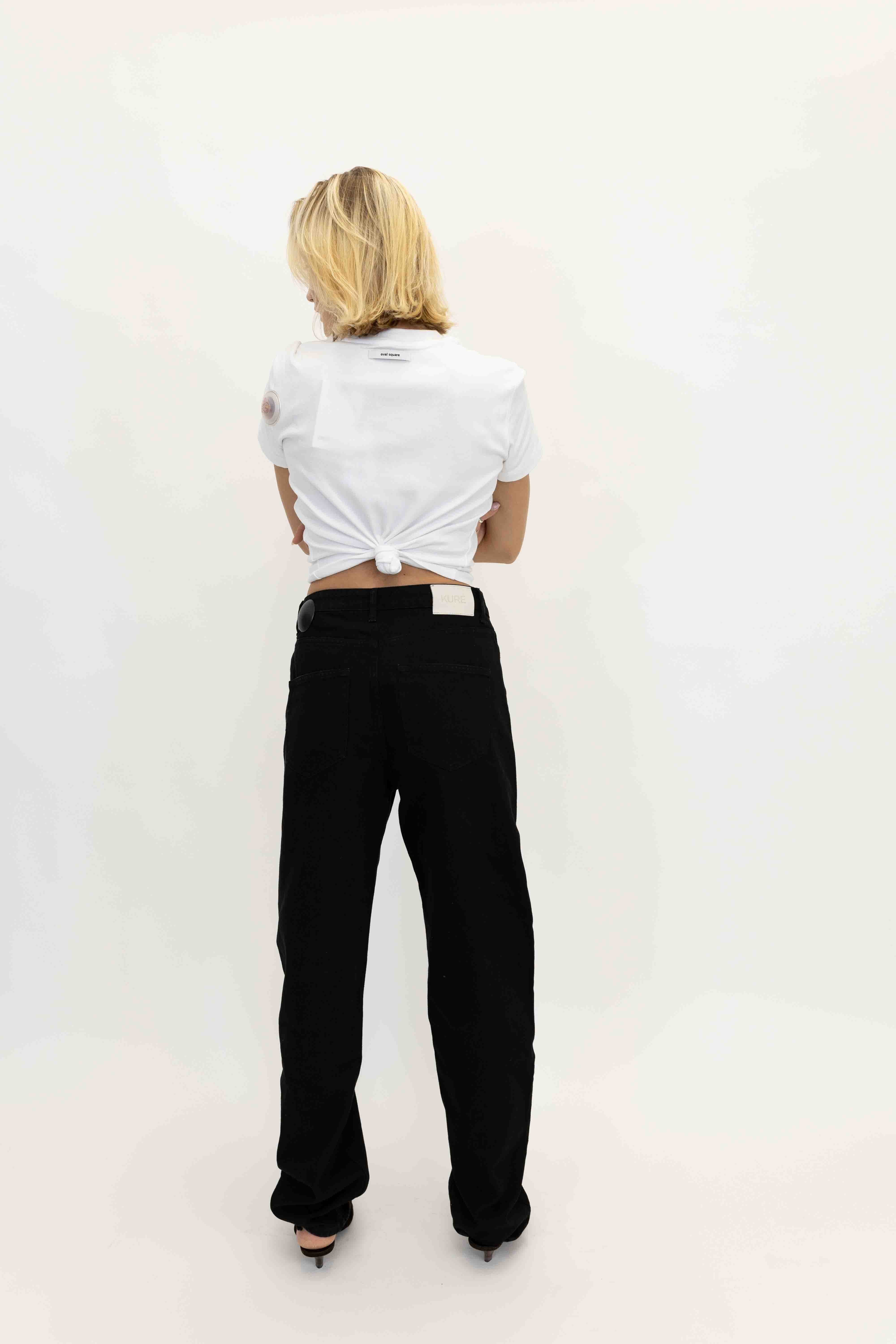 AMY TEE IN WHITE TEES OVAL SQAURE 