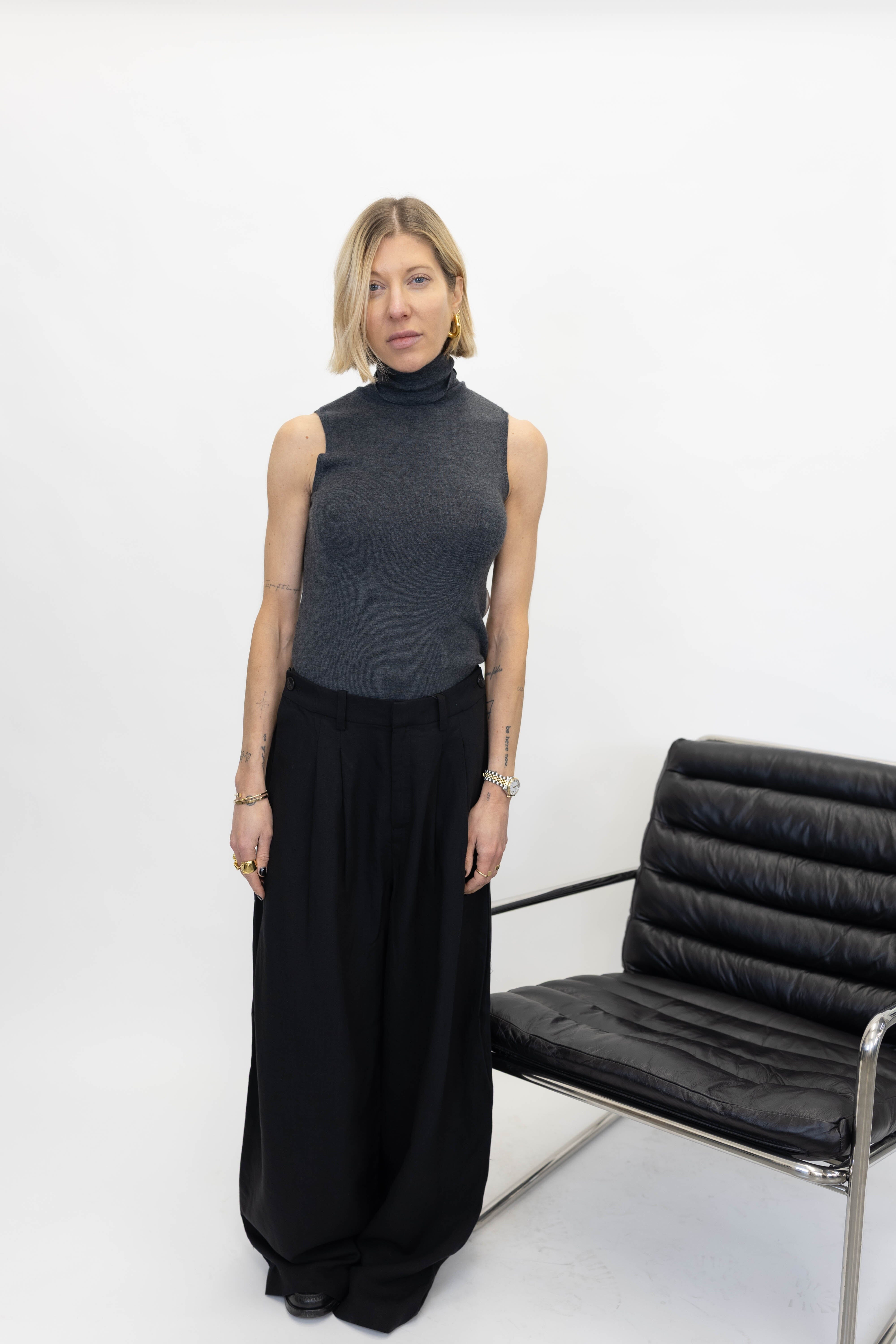 RIAVA MID WAIST PANTS IN BLACK PANTS GESTUZ 