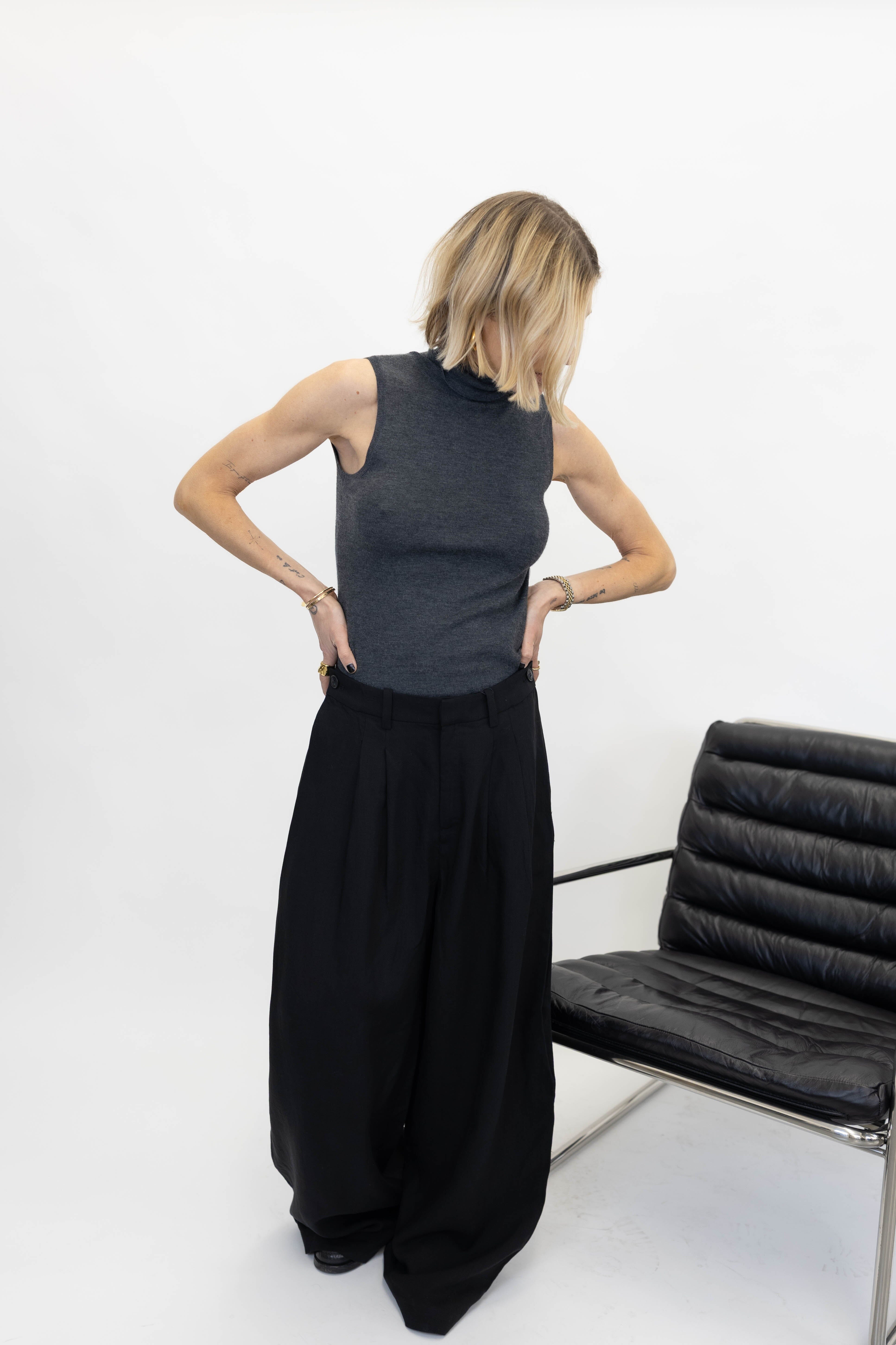 RIAVA MID WAIST PANTS IN BLACK PANTS GESTUZ 