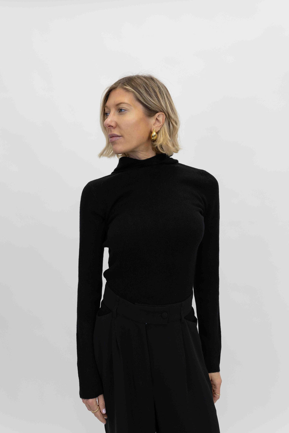 ALANIS HOOD KNIT IN BLACK KNIT OVAL SQUARE 