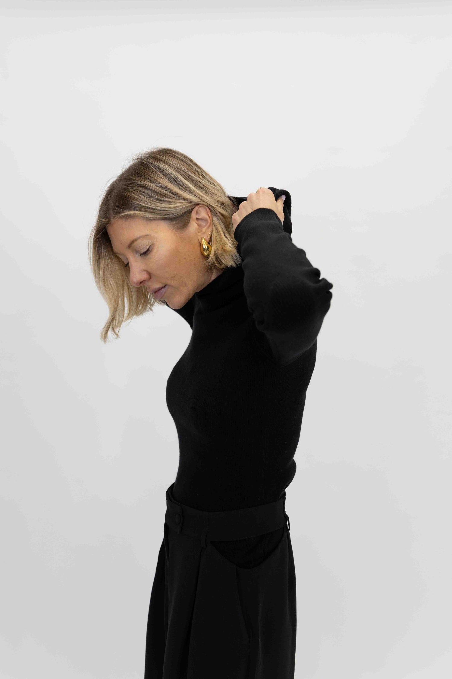 ALANIS HOOD KNIT IN BLACK KNIT OVAL SQUARE 