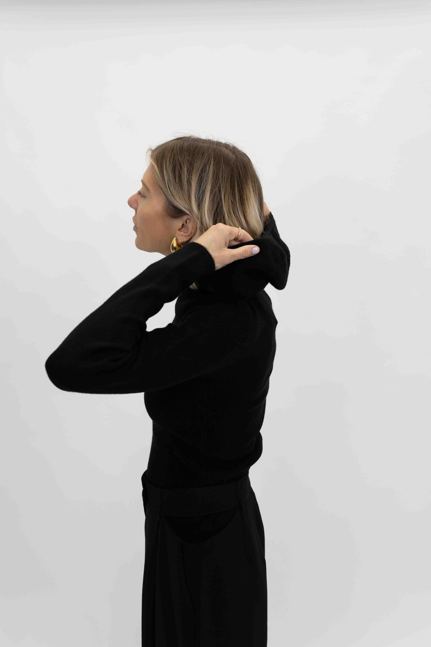 ALANIS HOOD KNIT IN BLACK KNIT OVAL SQUARE 