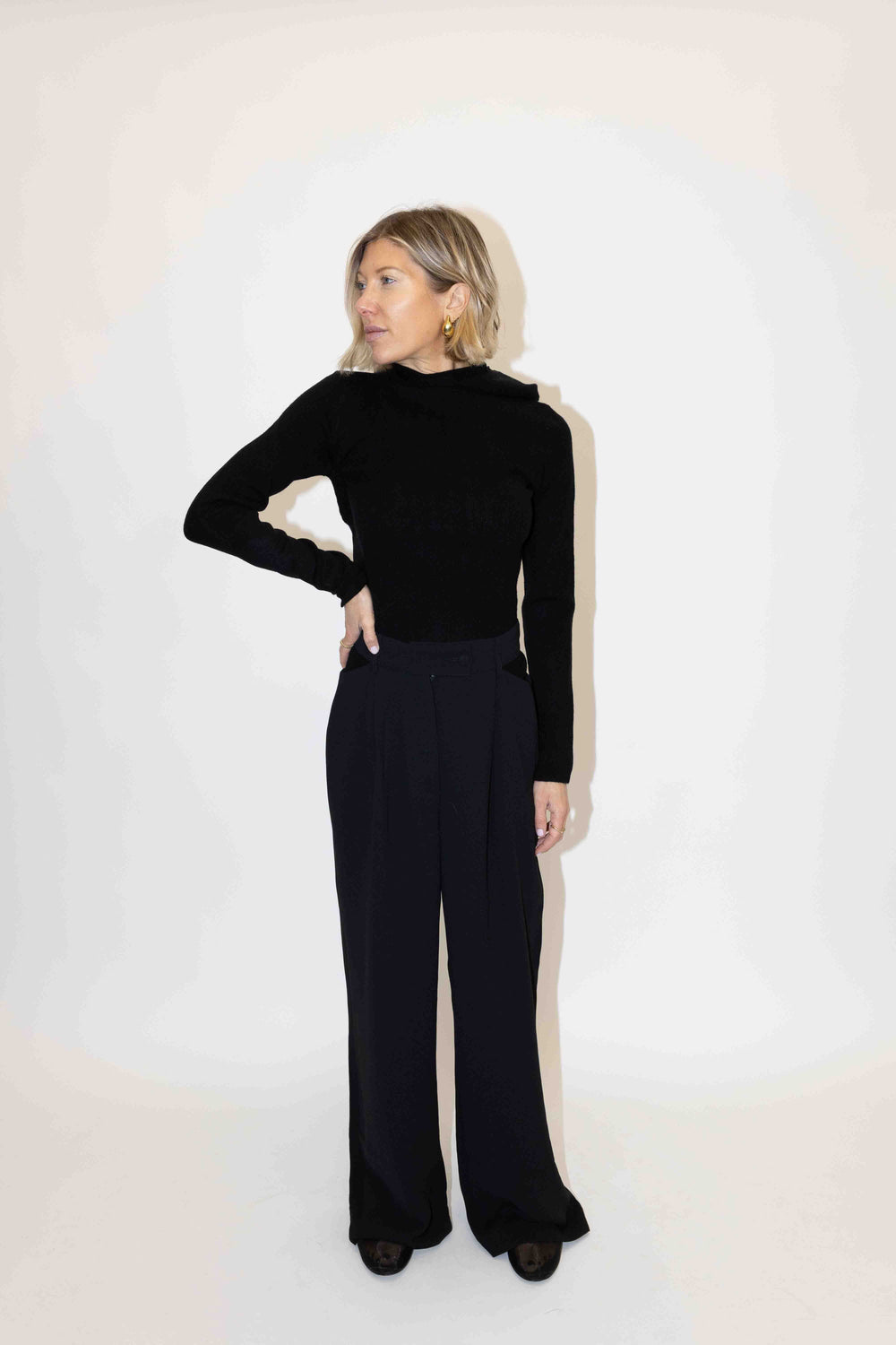 ALANIS HOOD KNIT IN BLACK KNIT OVAL SQUARE 