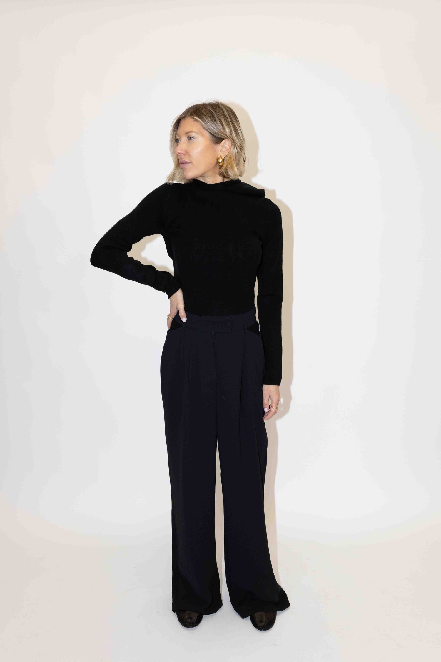 ALANIS HOOD KNIT IN BLACK KNIT OVAL SQUARE 