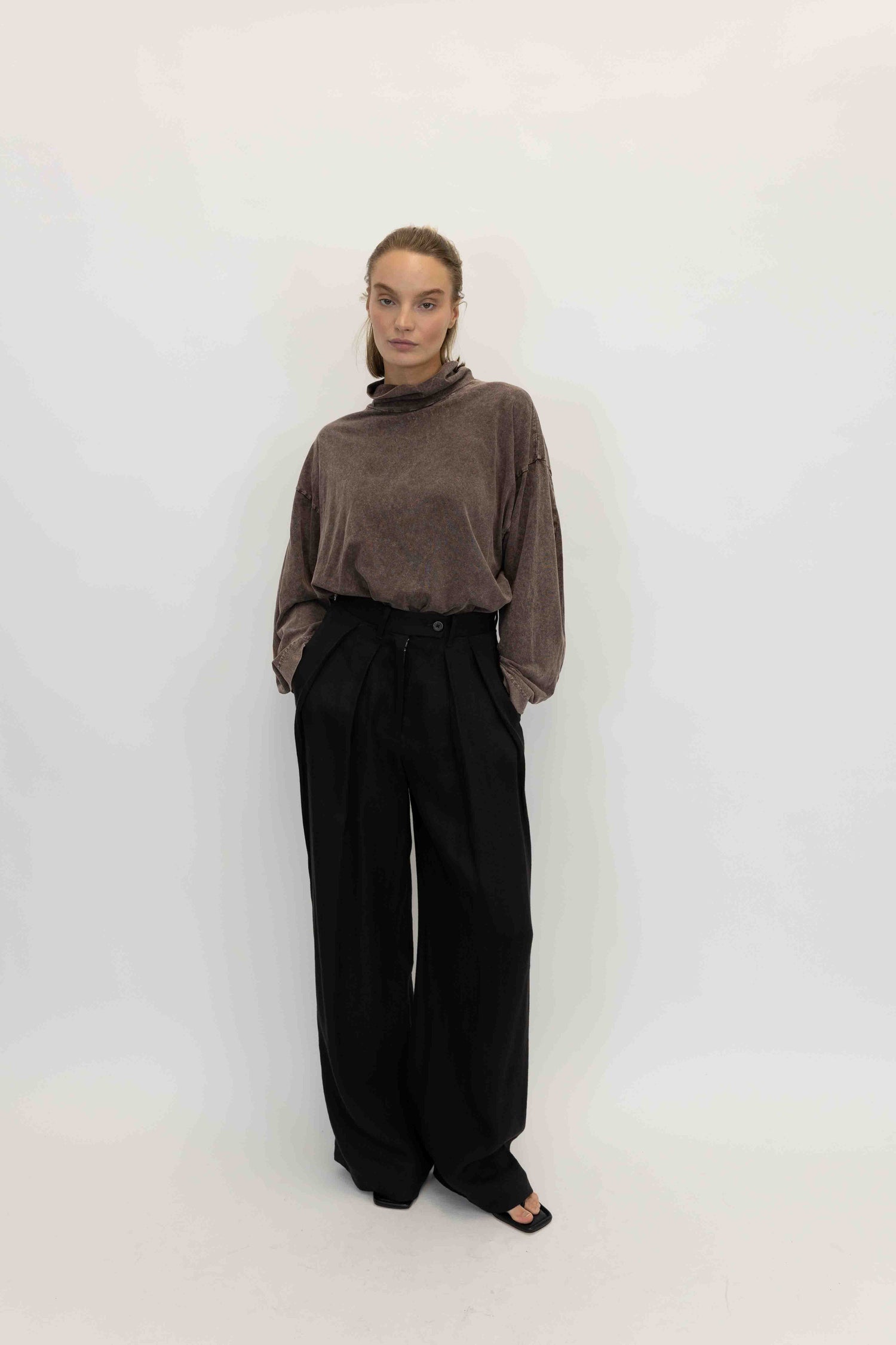IVY MARBLE MOCKNECK IN EBONY TSHIRT HAIKURE 