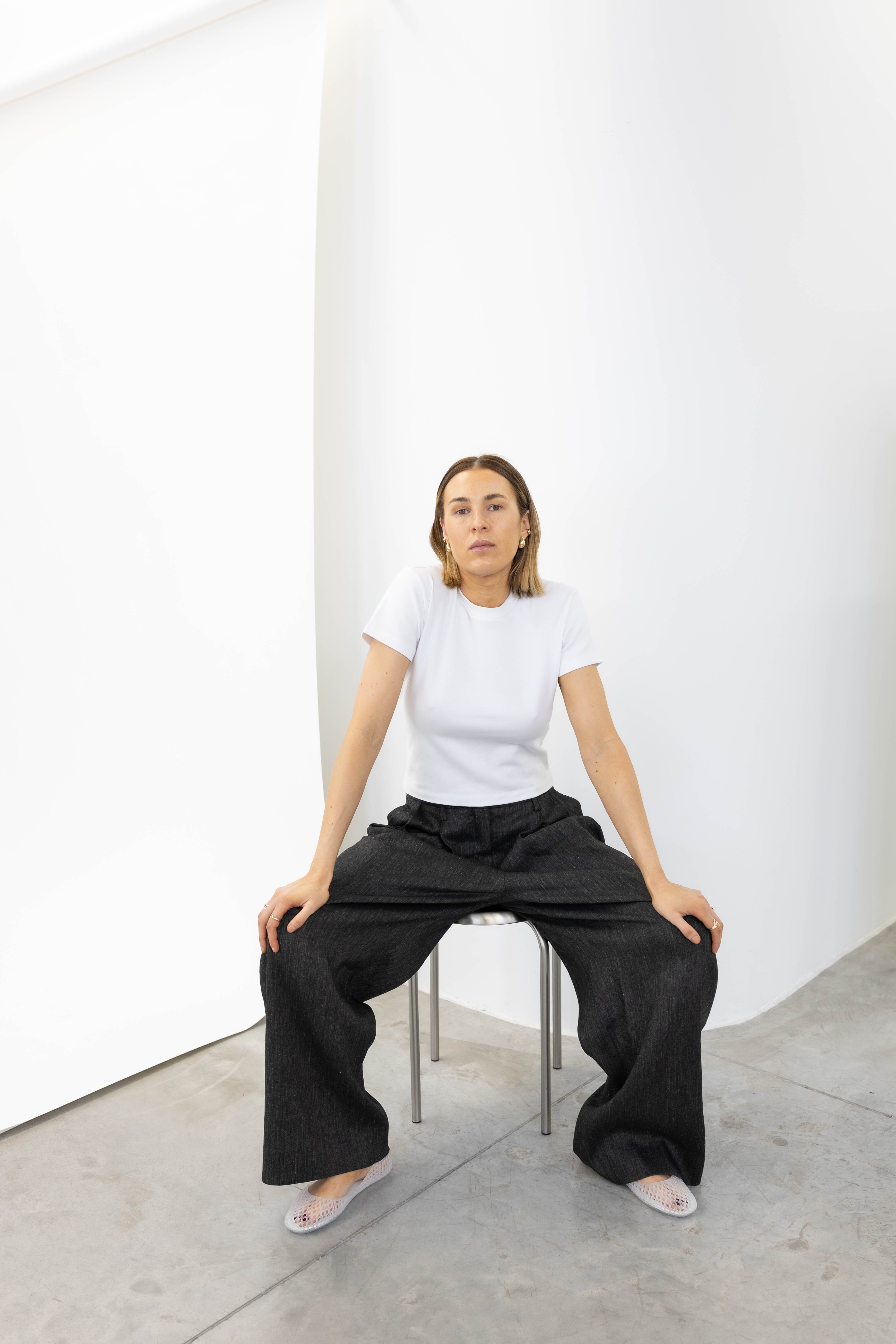 BOWIE MIDT WAIST PANTS IN DARK GREY PANTS HERSKIND 