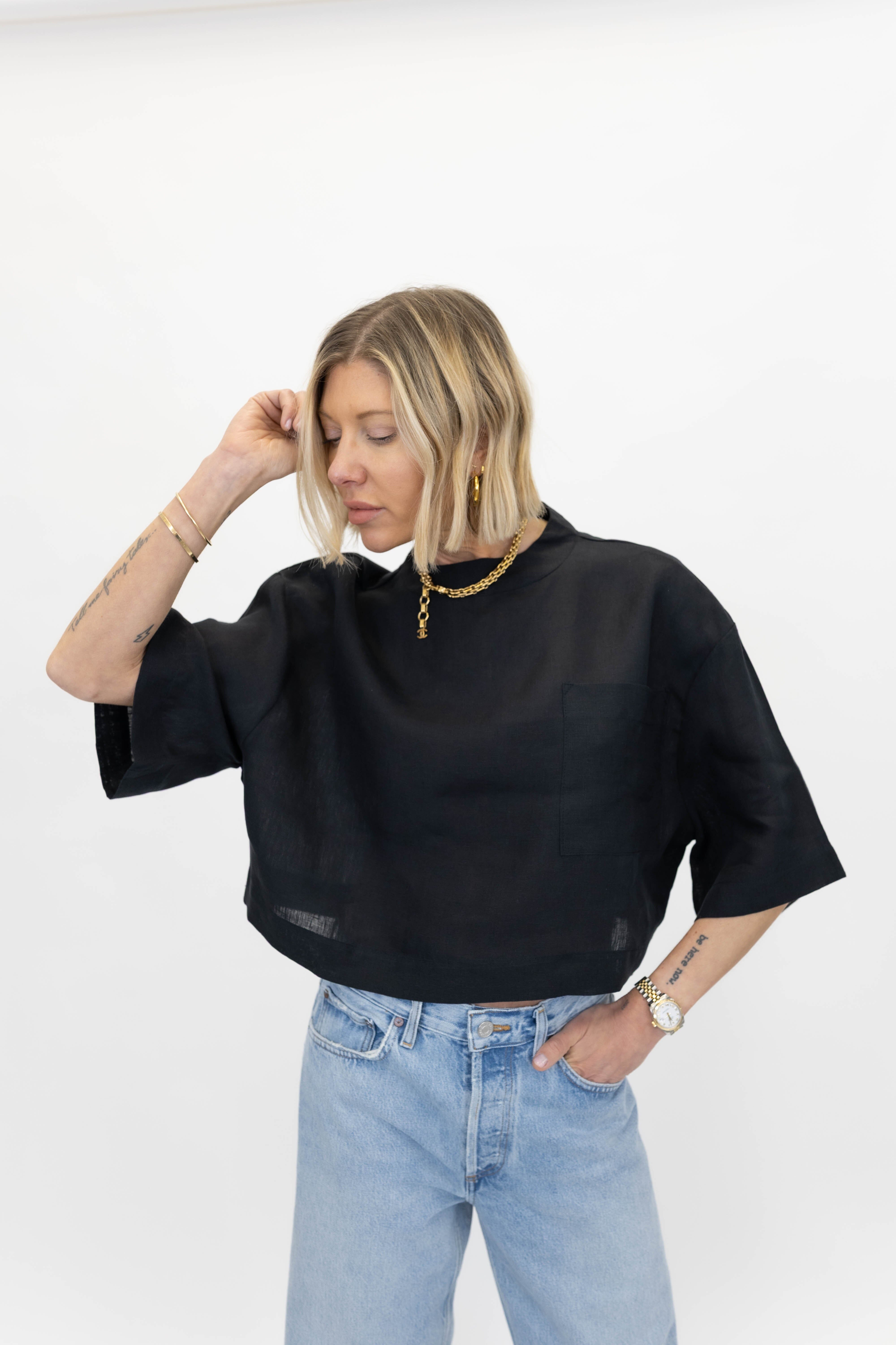 LINEN CROPPED TOP IN BLACK TOP STUDIO CUT 