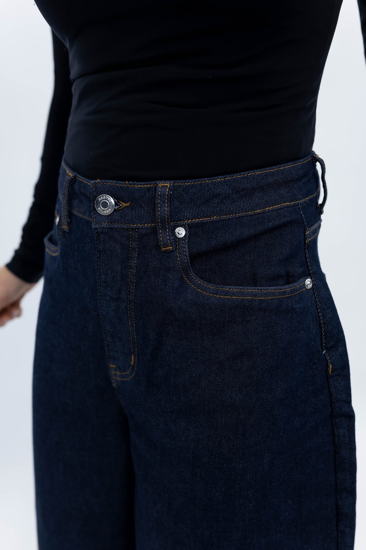 MAE HW BARREL JEANS IN DARK BLUE JEANS GESTUZ 