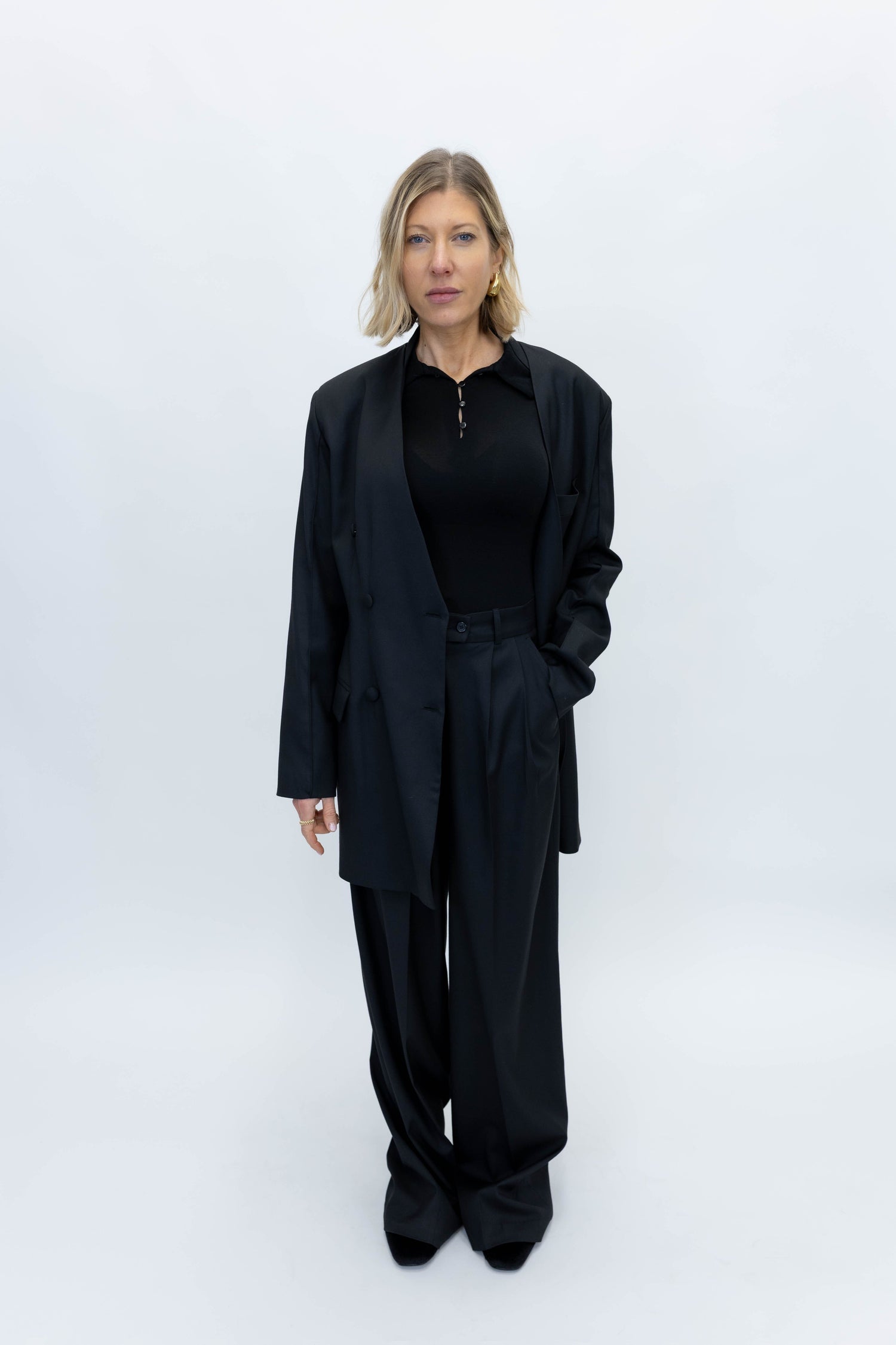 COLLARLESS BLAZER IN BLACK BLAZER STUDIO CUT 