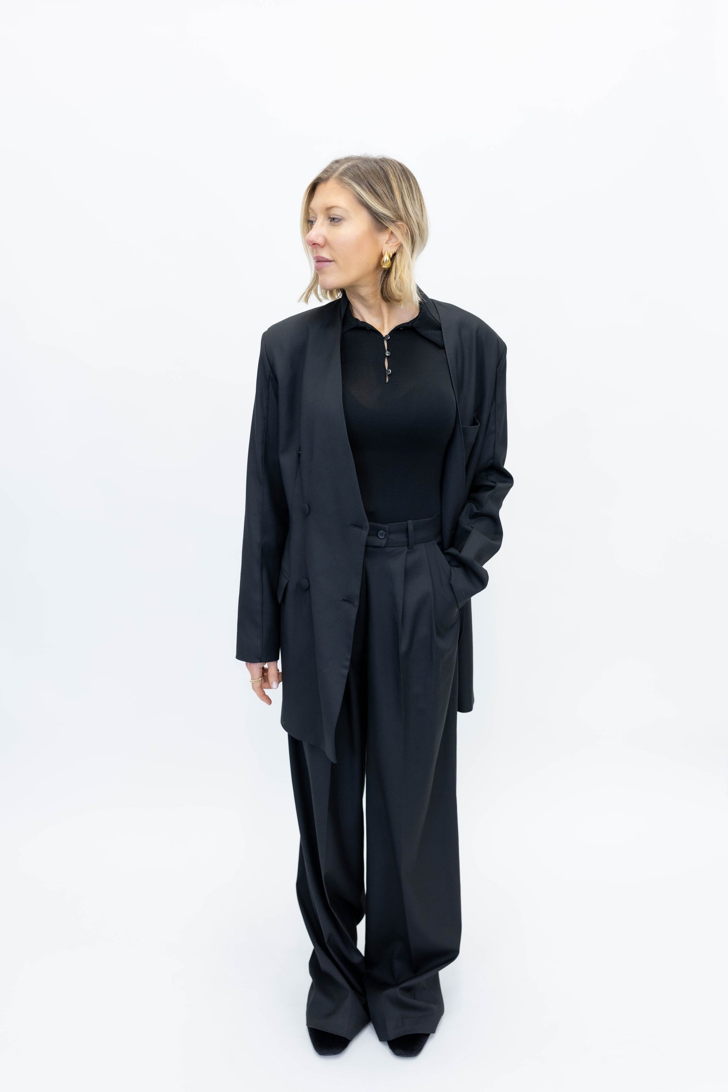 COLLARLESS BLAZER IN BLACK BLAZER STUDIO CUT 