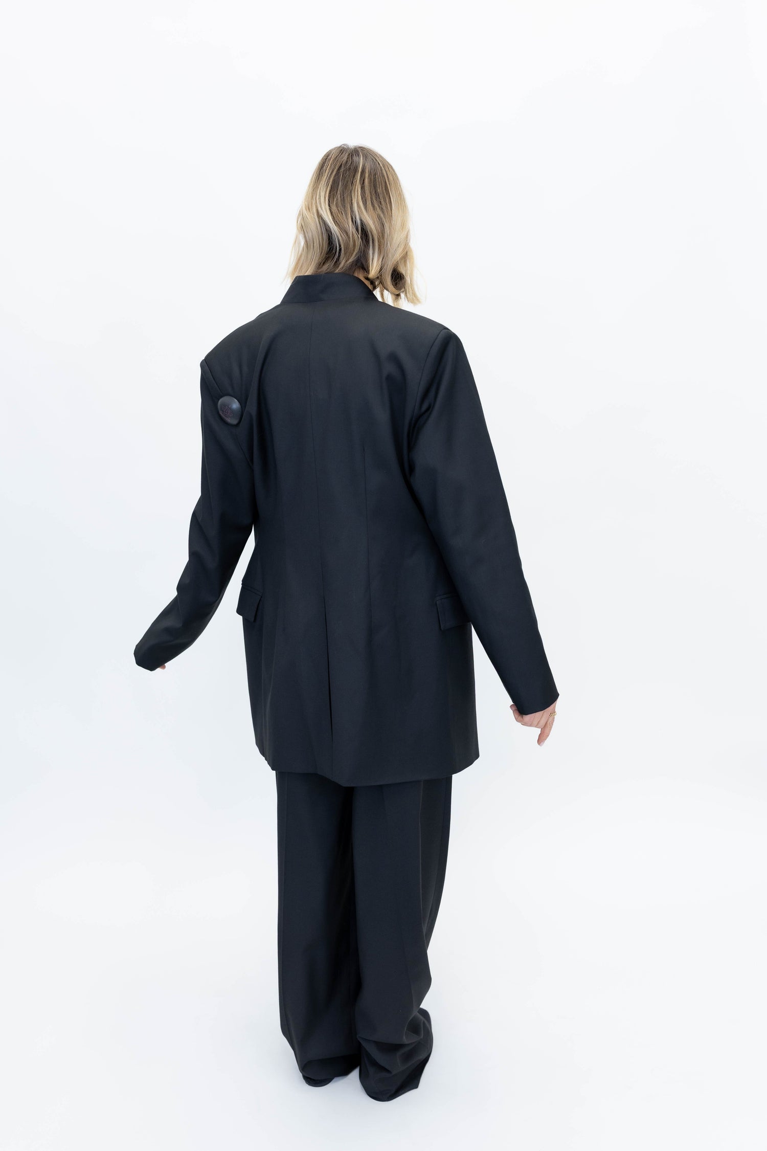 COLLARLESS BLAZER IN BLACK BLAZER STUDIO CUT 