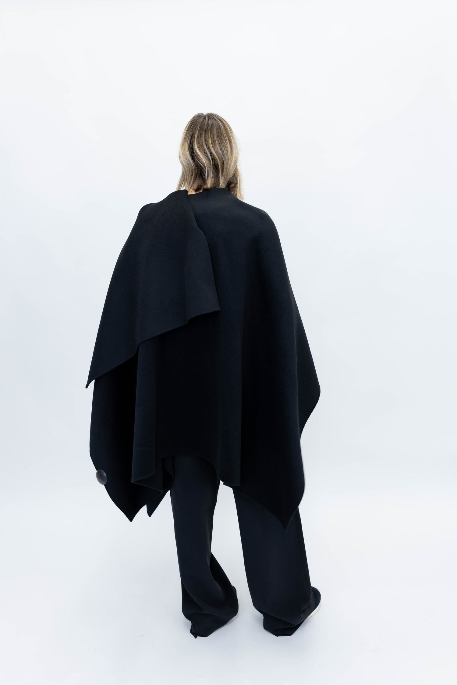 DRAPED SCARF PONCHO IN BLACK SCARF ROHE 