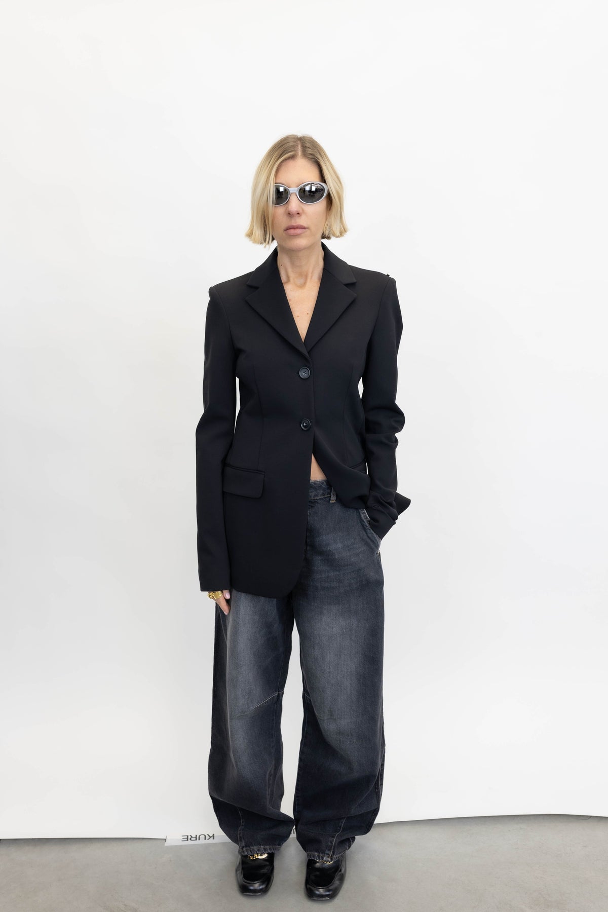 PALO BLAZER IN BLACK BLAZER . 