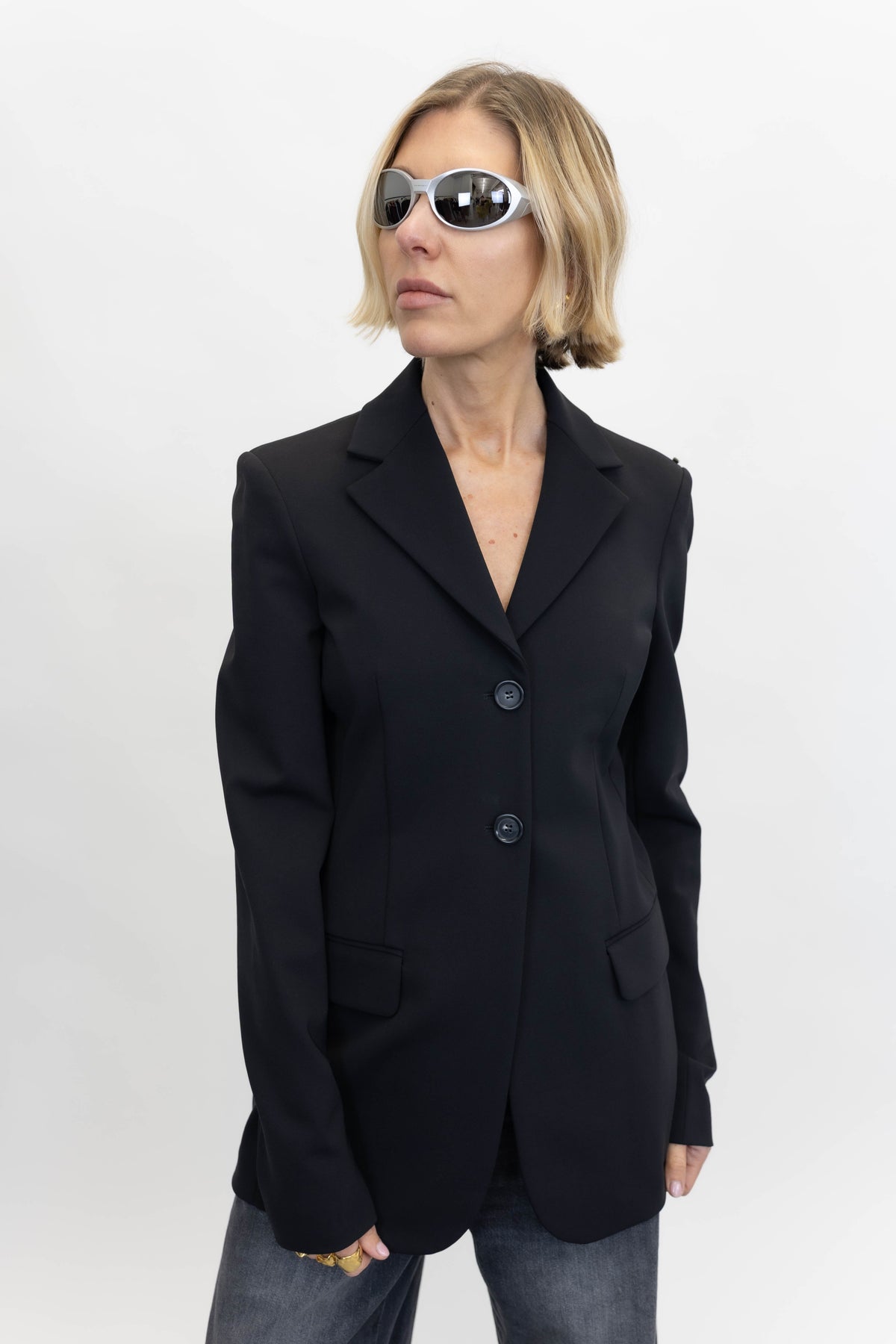 PALO BLAZER IN BLACK BLAZER . 