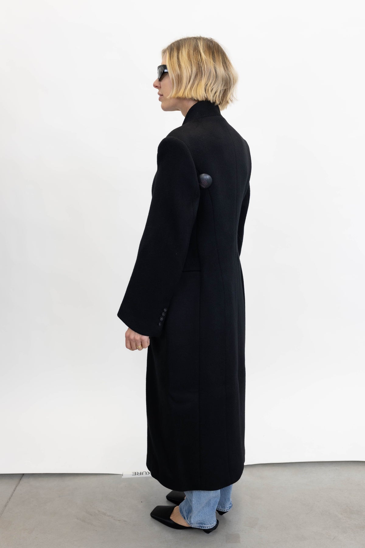 SCULPTED COAT IN BLACK COAT LA PISCINE 