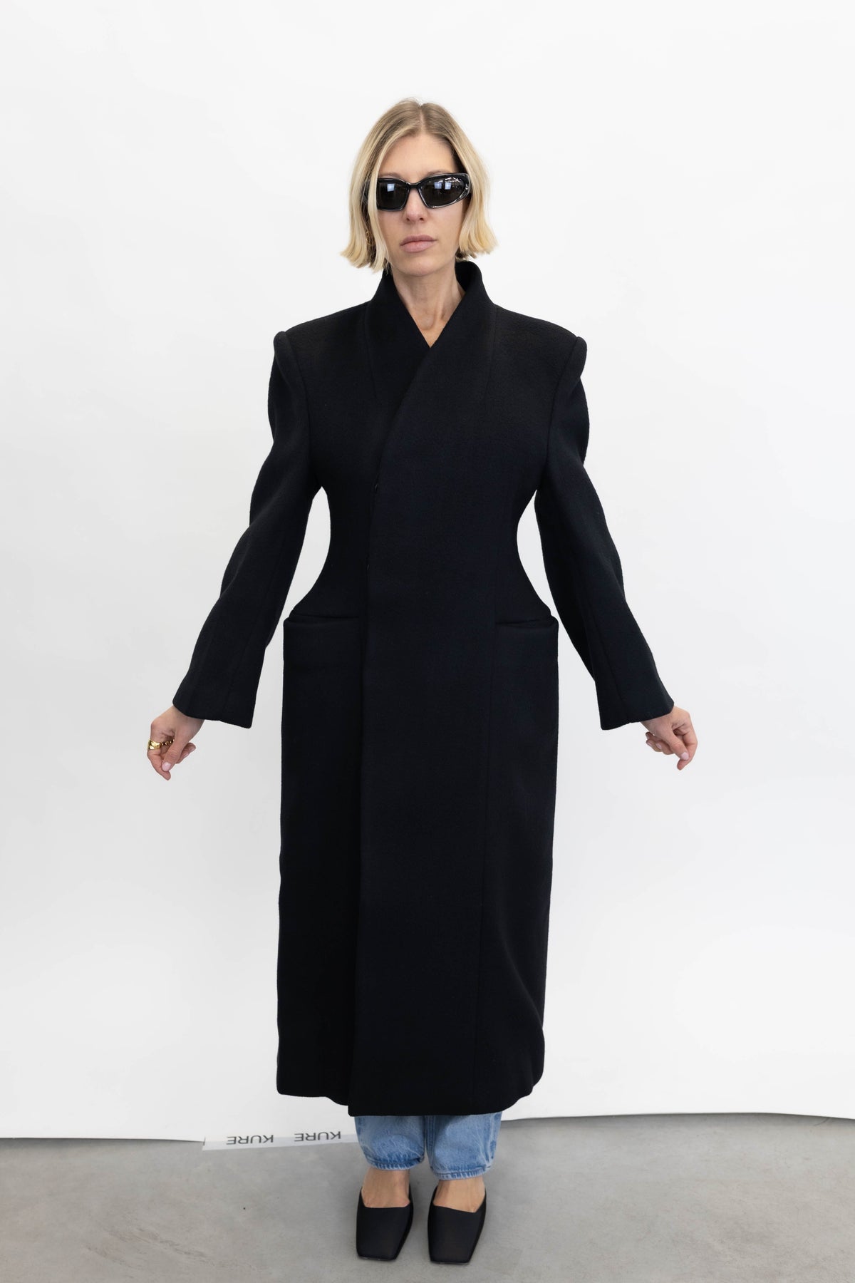 SCULPTED COAT IN BLACK COAT LA PISCINE 