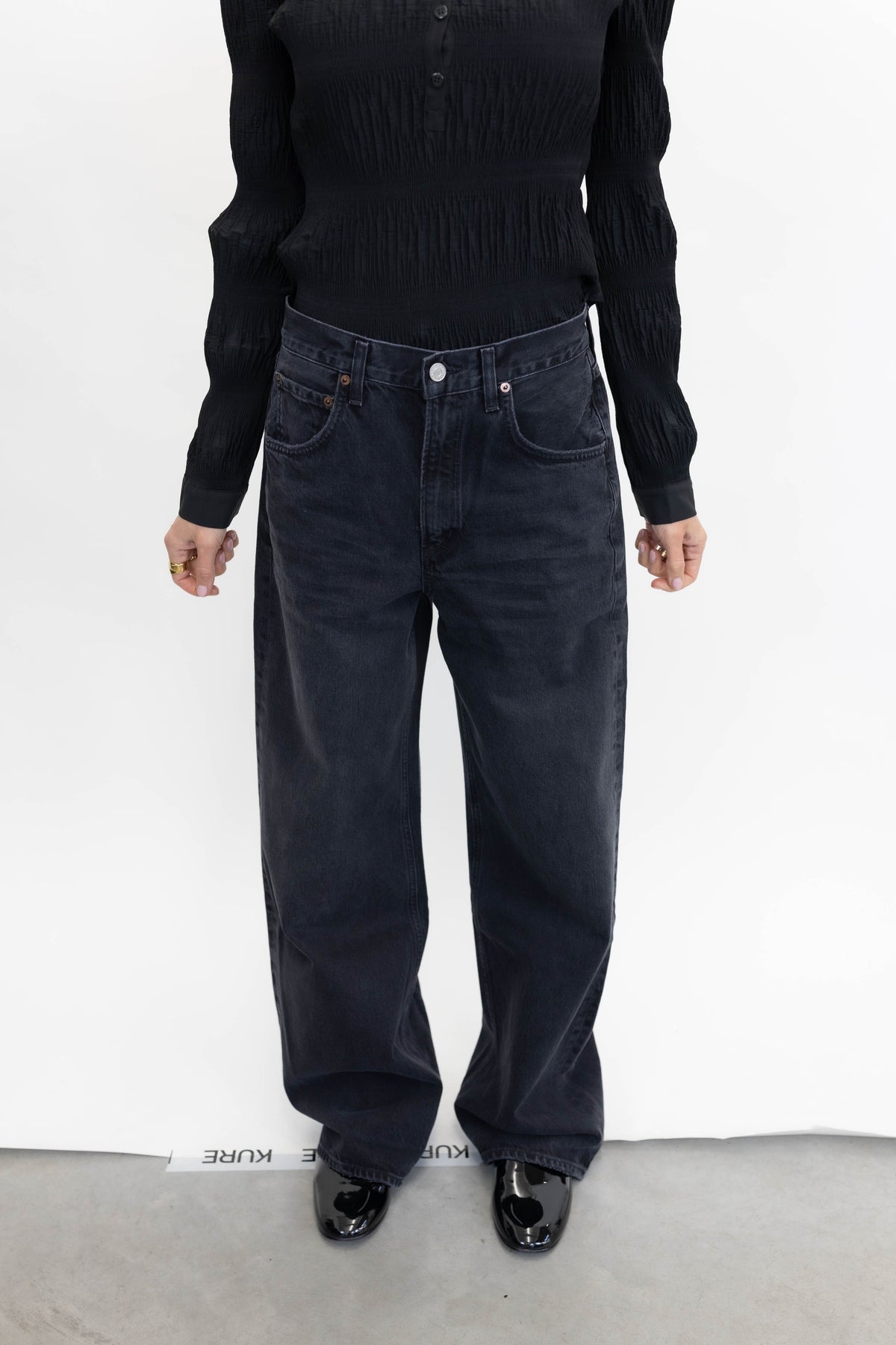 LOW CURVE JEAN IN BLACK TAR JEAN AGOLDE 
