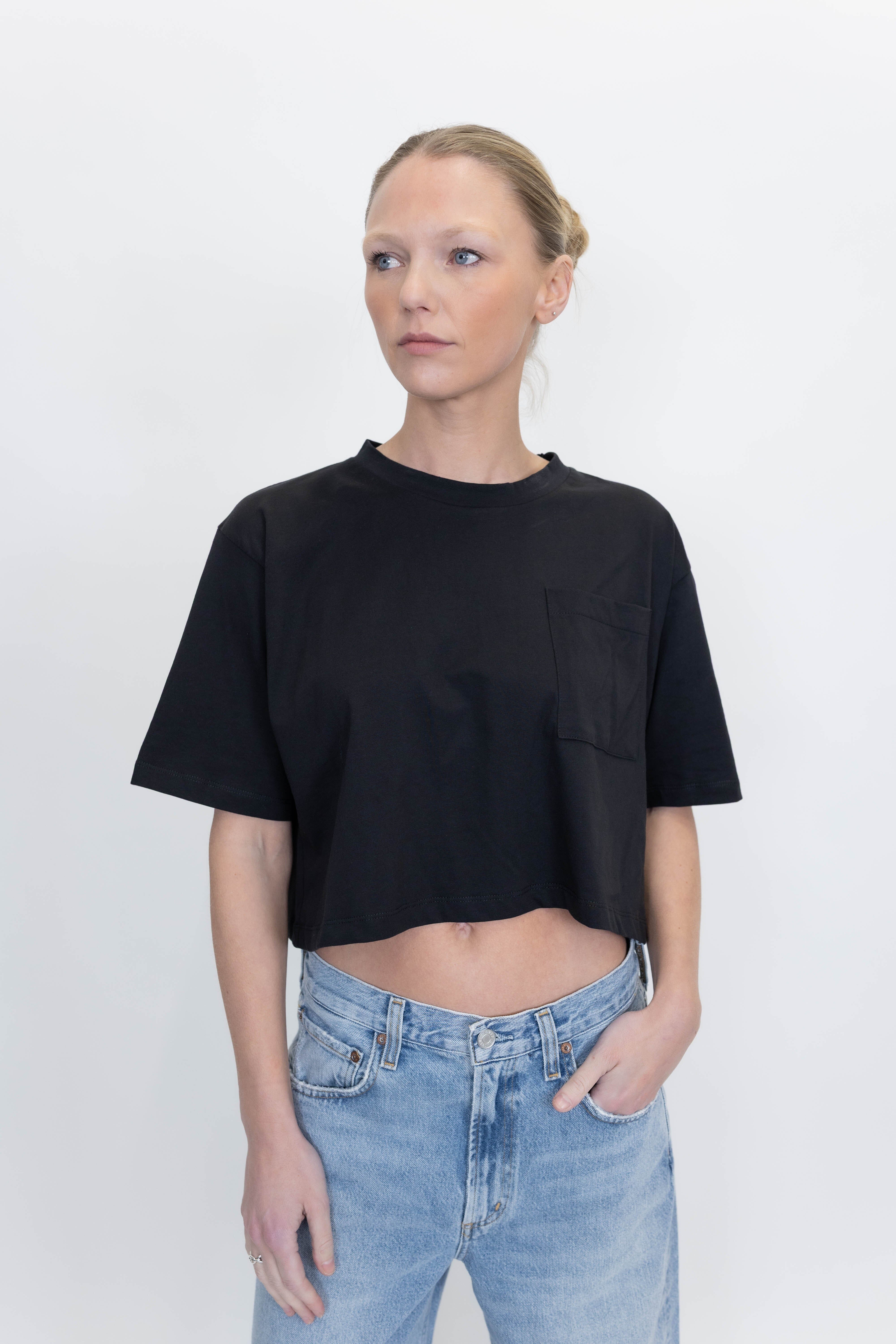 CROPPED T-SHIRT IN BLACK T-SHIRT STUDIO CUT 