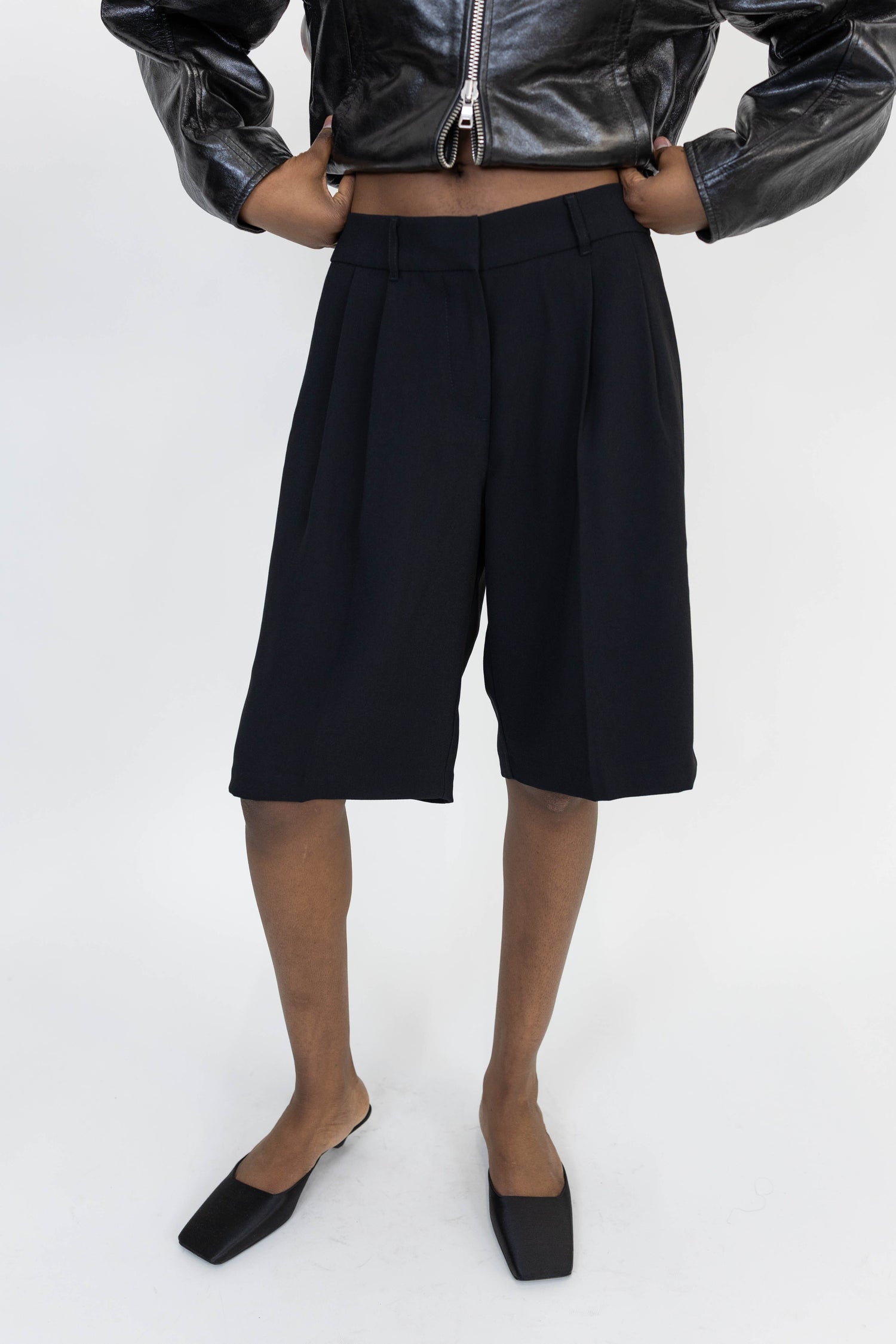 BORE SHORTS IN BLACK SHORT STYLEIN 