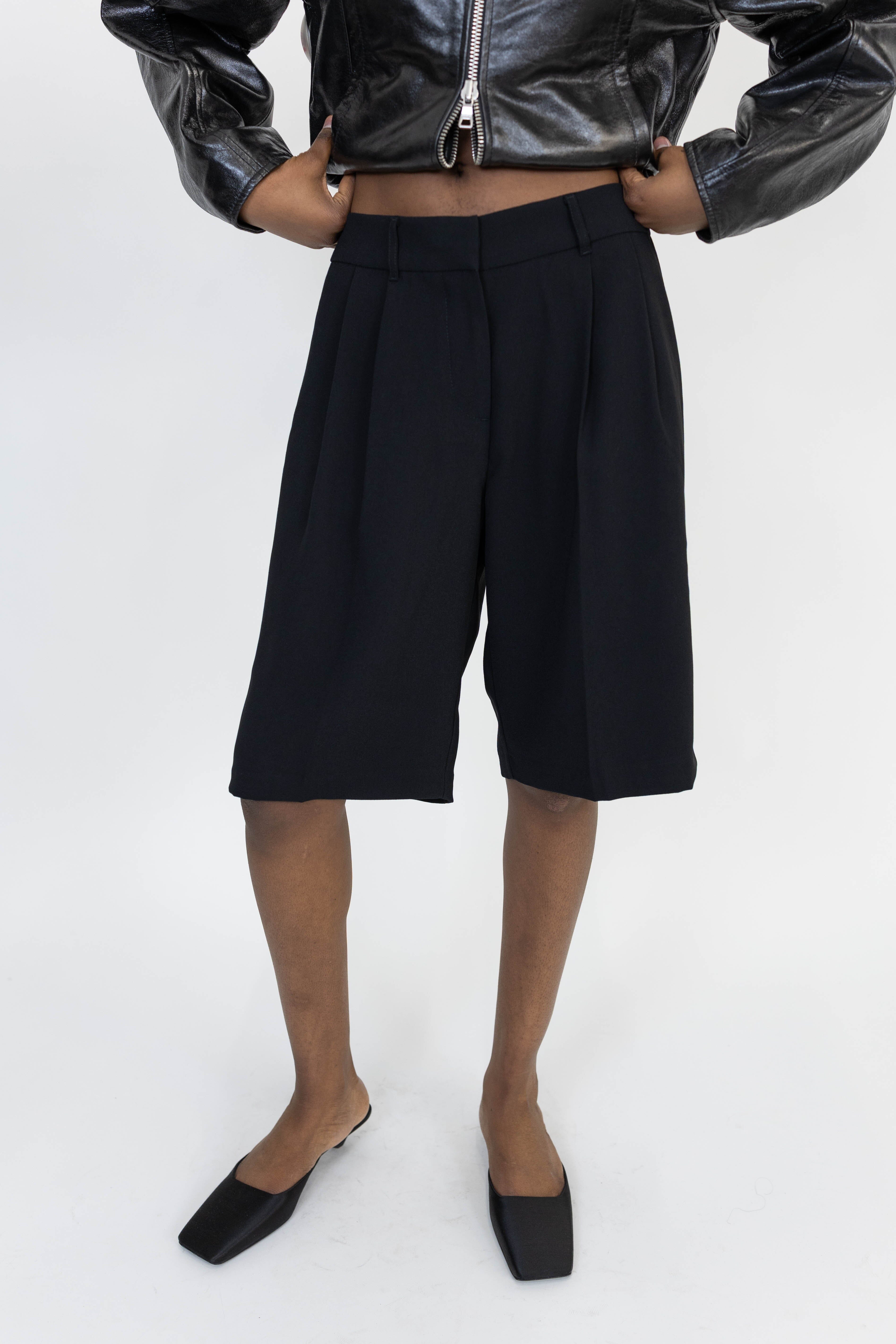 BORE SHORTS IN BLACK SHORT STYLEIN 