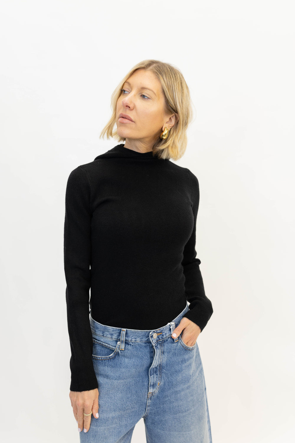 ALANIS HOOD KNIT IN BLACK KNIT OVAL SQUARE 