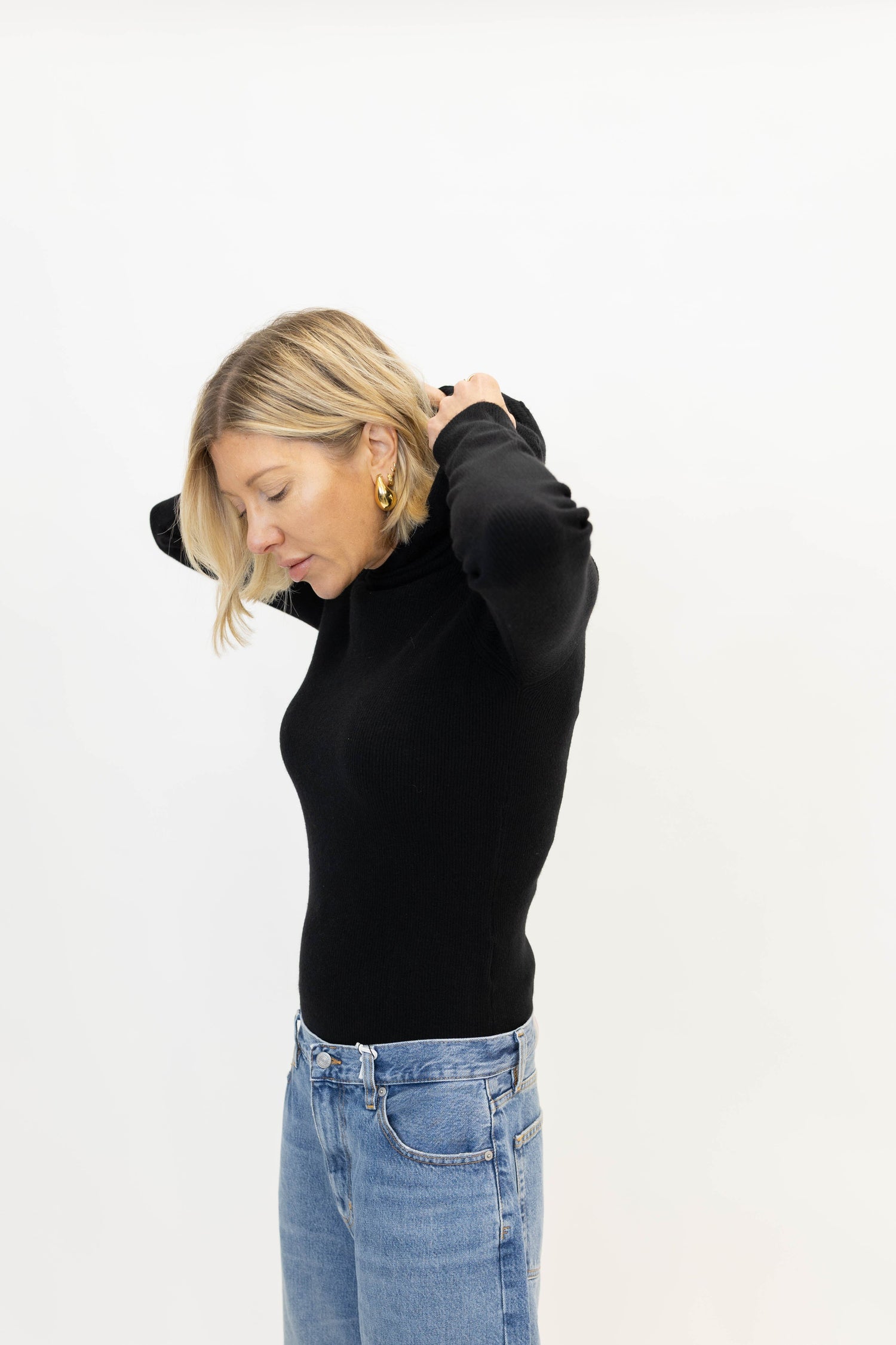 ALANIS HOOD KNIT IN BLACK KNIT OVAL SQUARE 